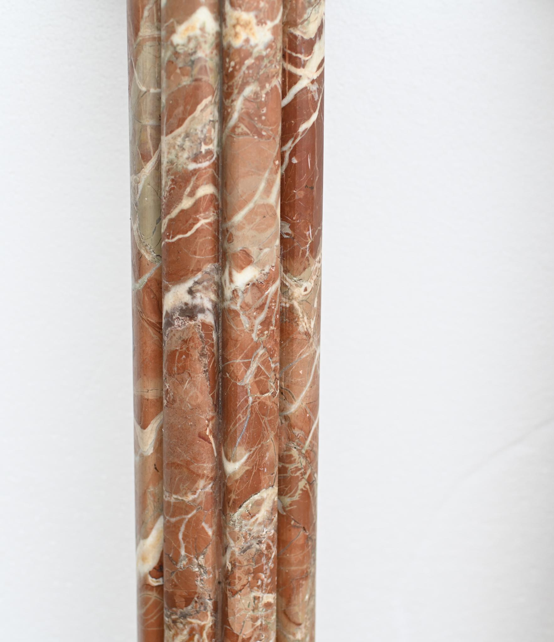 Magnifique paire de guéridons français de style Empire
Fabriqué à la main en marbre rose avec des accessoires en bronze doré.
Veuillez noter qu'il y a un léger dommage à la pierre sur le dessous d'une base, s'il vous plaît voir la photo - peut être