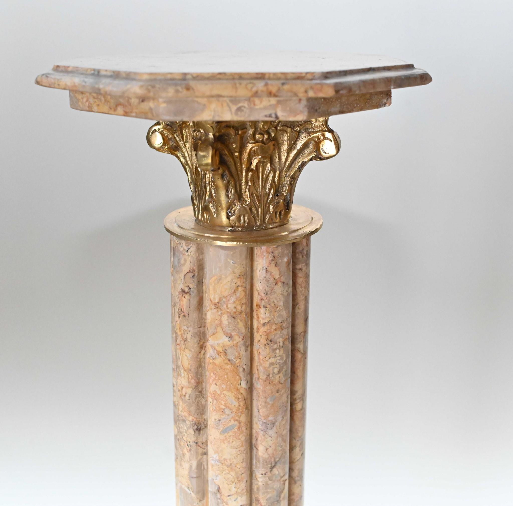 Paar Marmor Pedestal Urnen Classic Französisch Spalte Tische im Zustand „Gut“ im Angebot in Potters Bar, GB