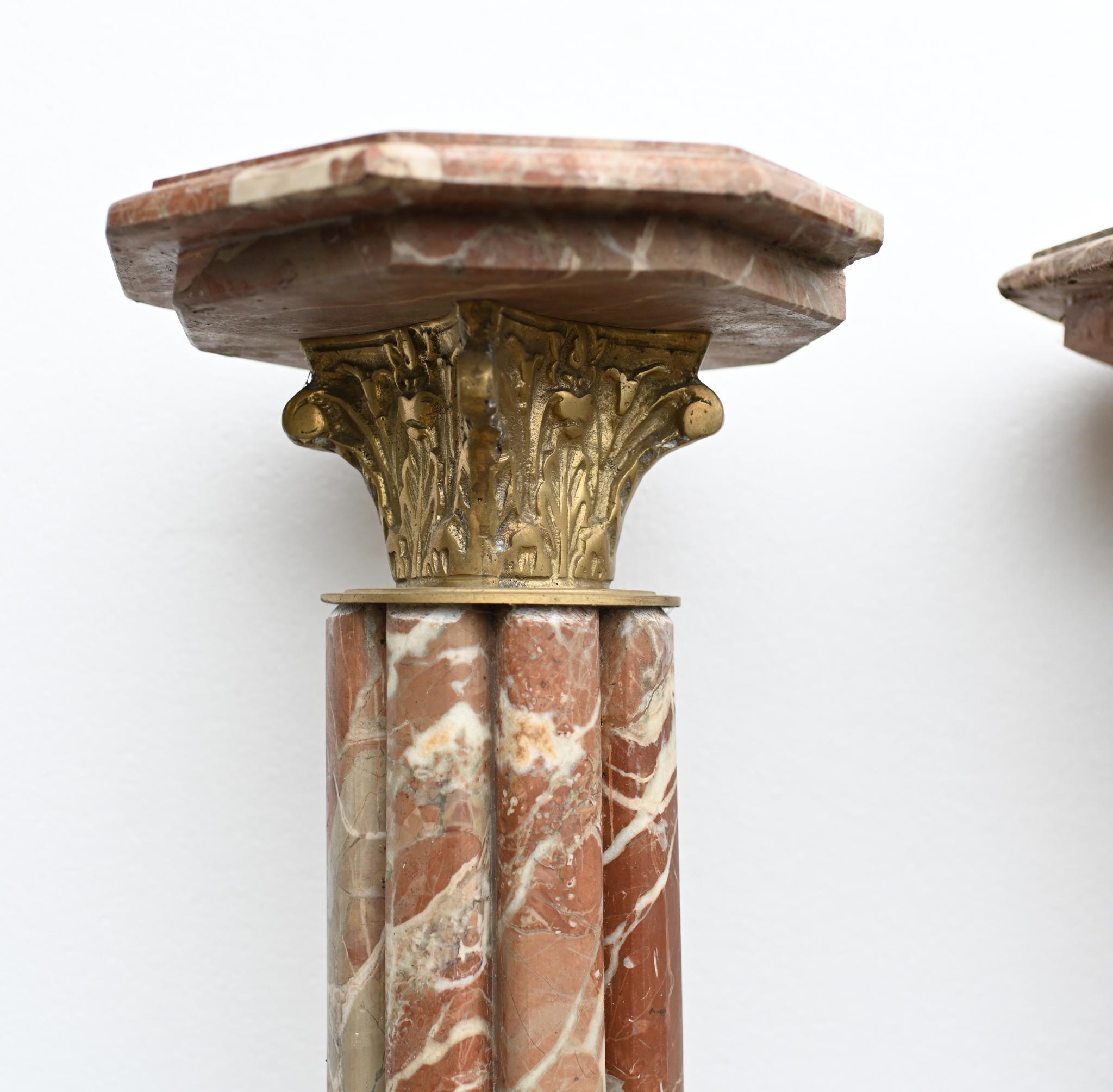 Fait main Paire d'urnes à piédestal en marbre - Tables à colonne classiques françaises en vente