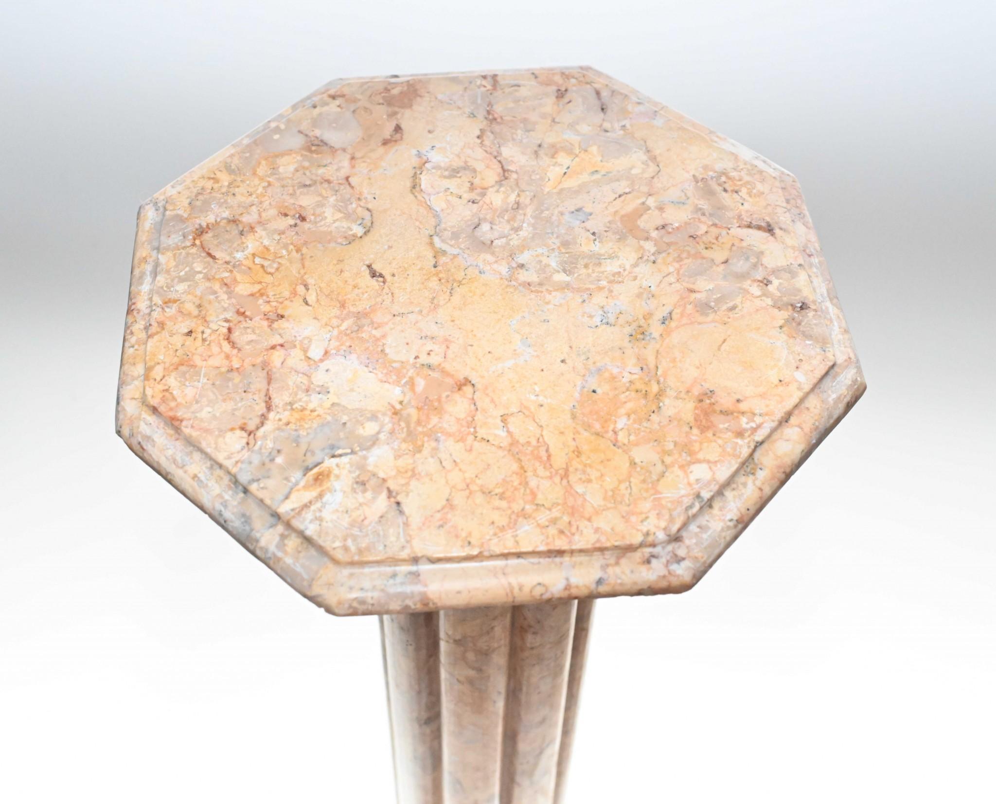 Paar Marmor Pedestal Urnen Classic Französisch Spalte Tische (21. Jahrhundert und zeitgenössisch) im Angebot