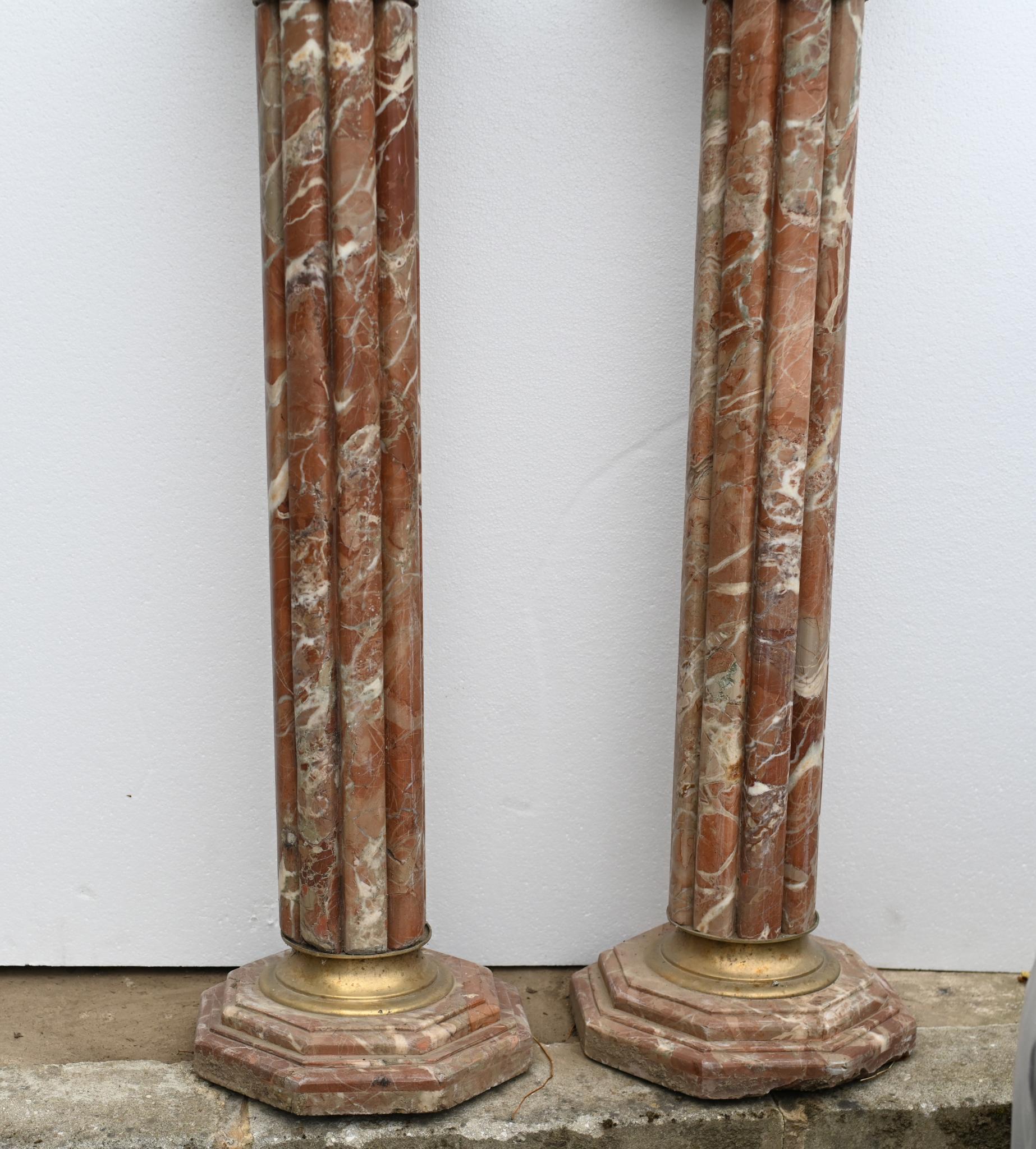 Paire d'urnes à piédestal en marbre - Tables à colonne classiques françaises Bon état - En vente à Potters Bar, GB