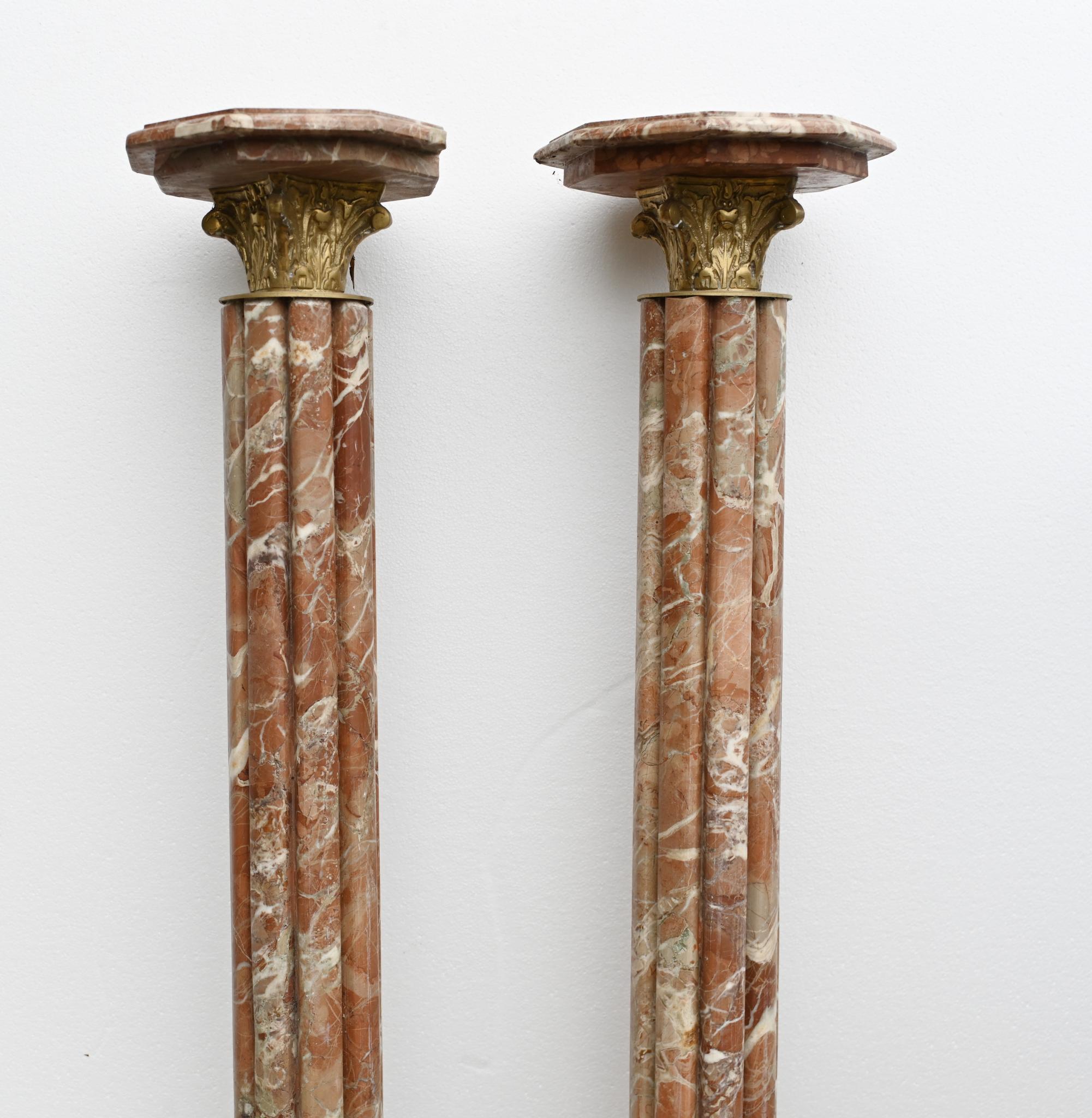 Fin du 20e siècle Paire d'urnes à piédestal en marbre - Tables à colonne classiques françaises en vente