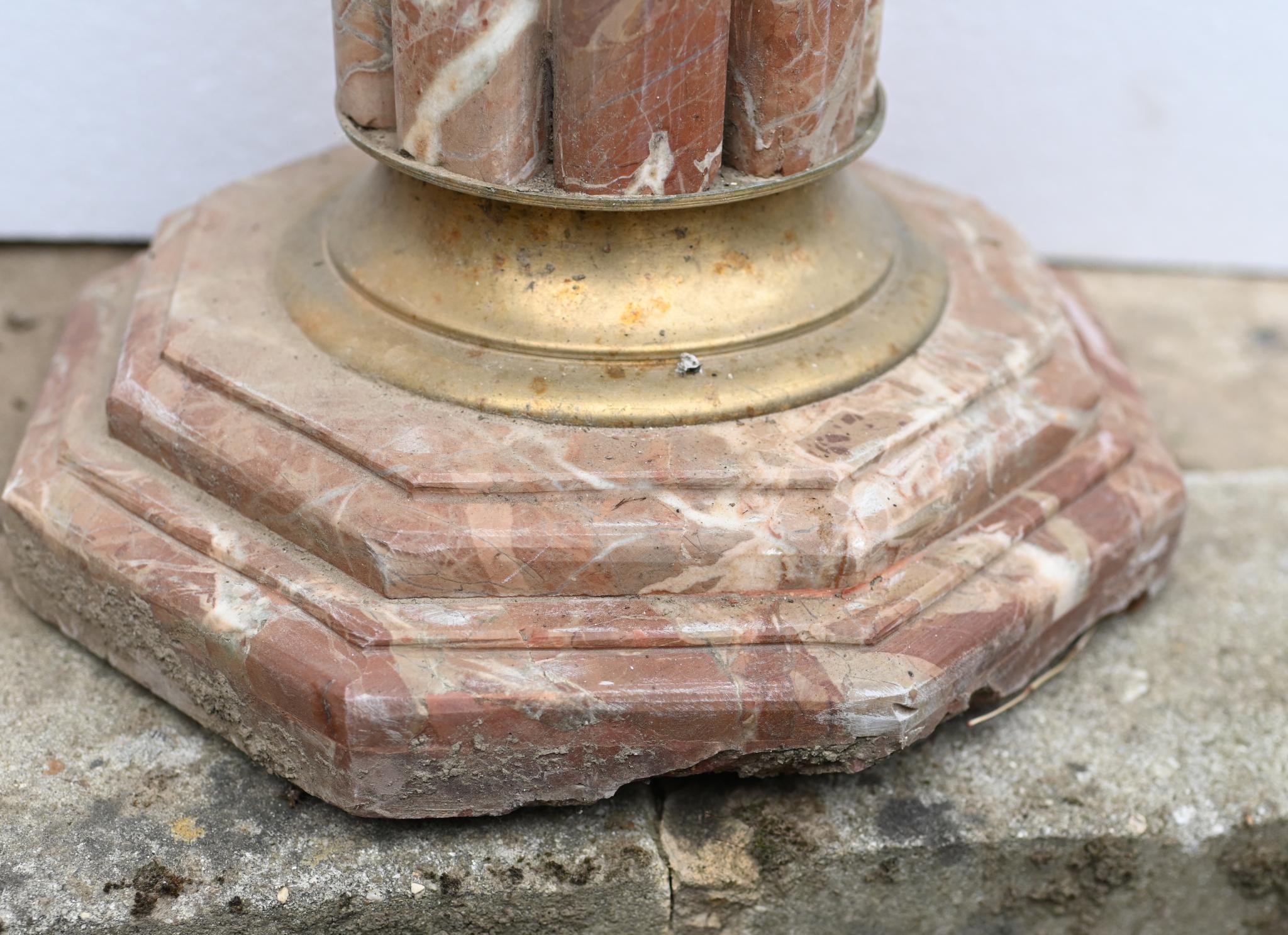 Marbre Paire d'urnes à piédestal en marbre - Tables à colonne classiques françaises en vente