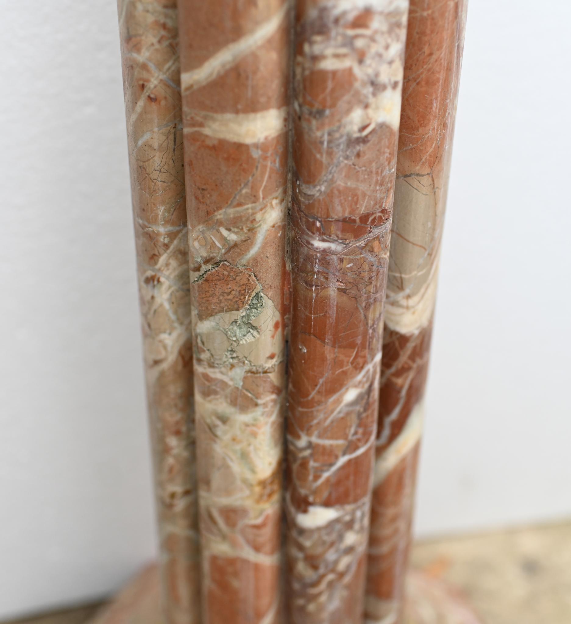 Paire d'urnes à piédestal en marbre - Tables à colonne classiques françaises en vente 1