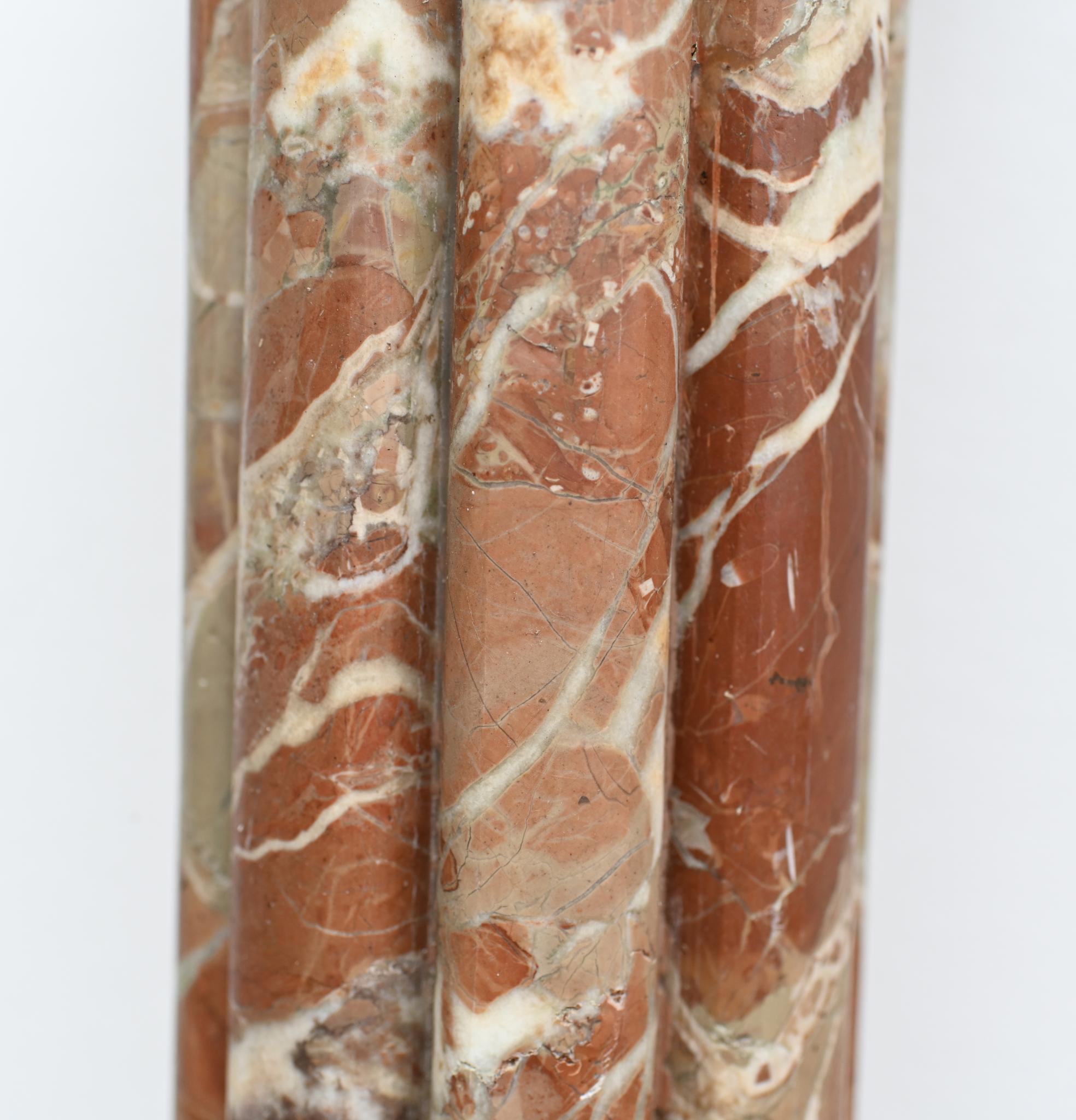 Paire d'urnes à piédestal en marbre - Tables à colonne classiques françaises en vente 2