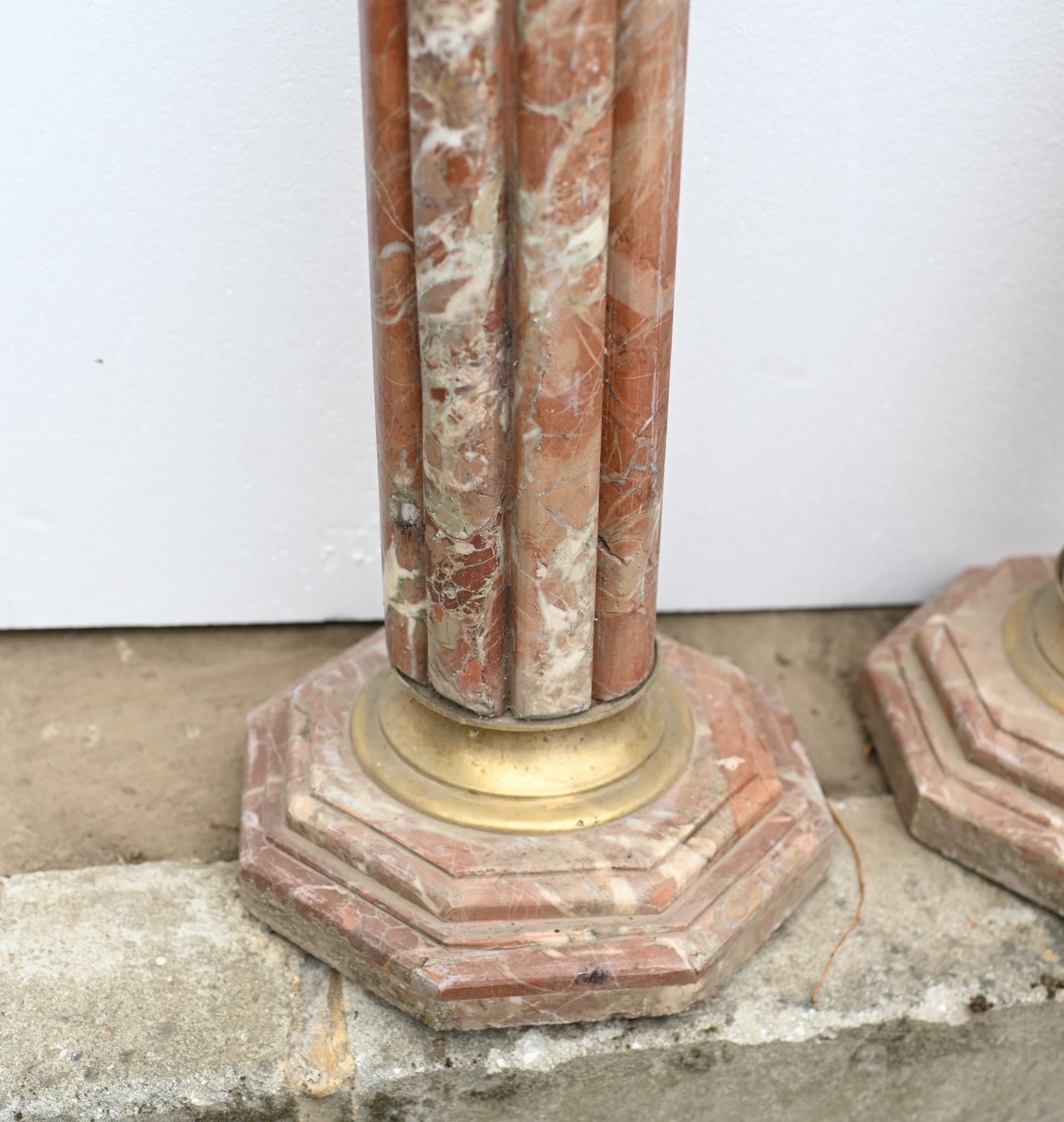 Paire d'urnes à piédestal en marbre - Tables à colonne classiques françaises en vente 3