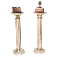 Paire d'urnes à piédestal en marbre - Tables à colonne classiques françaises