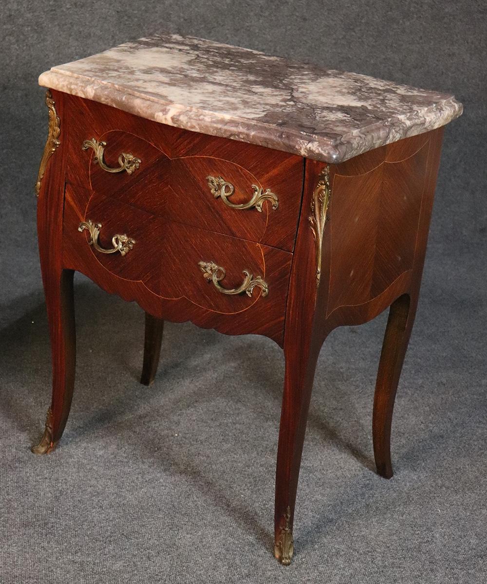 Pair of Marble-Top French Louis XV Inlaid Walnut Nightstands Tables, circa 1930 In Good Condition In Swedesboro, NJ