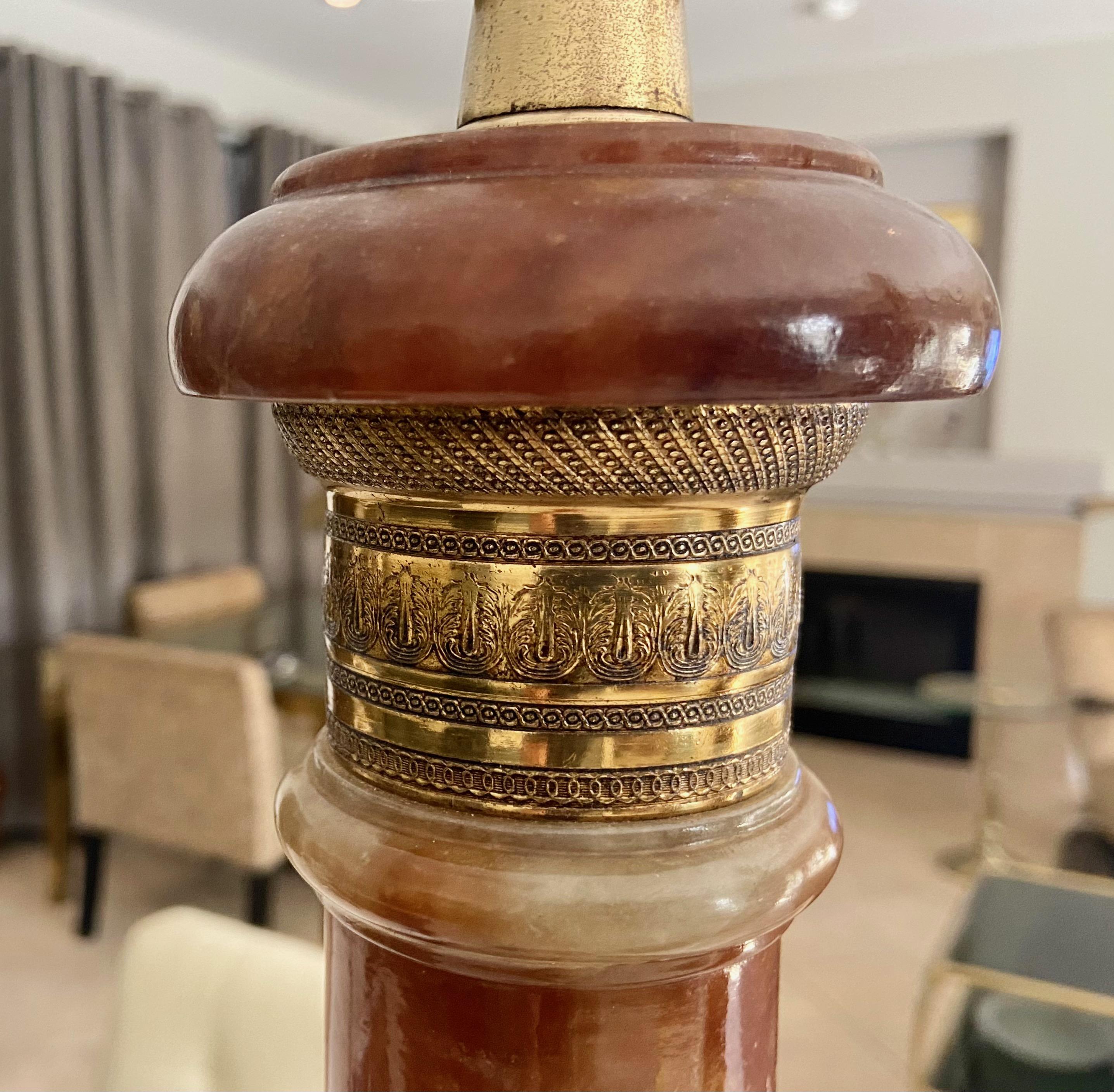 Paire de lampes de bureau de style néoclassique Marbro en albâtre à colonne ambrée en vente 4