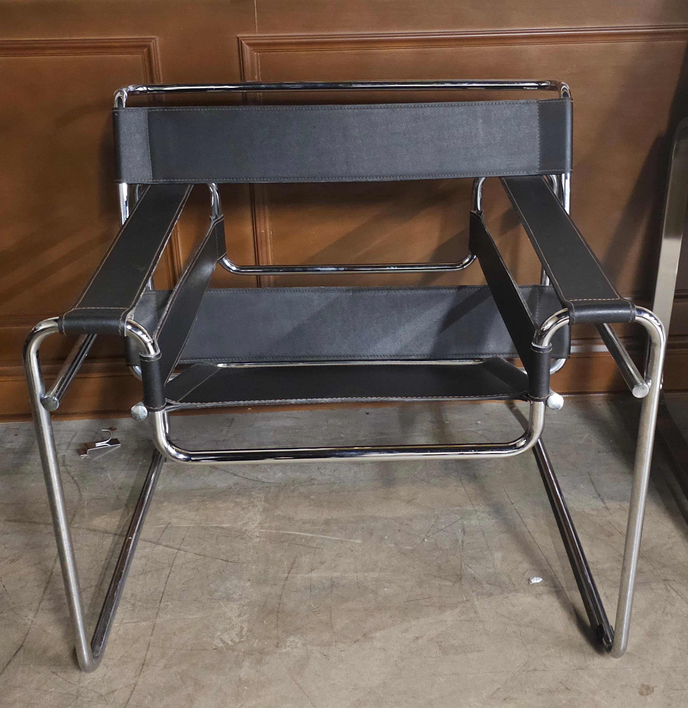 Paire de chaises longues Marcel Brewer en métal chromé et cuir de style Wassily. Très confortable et en très bon état. 