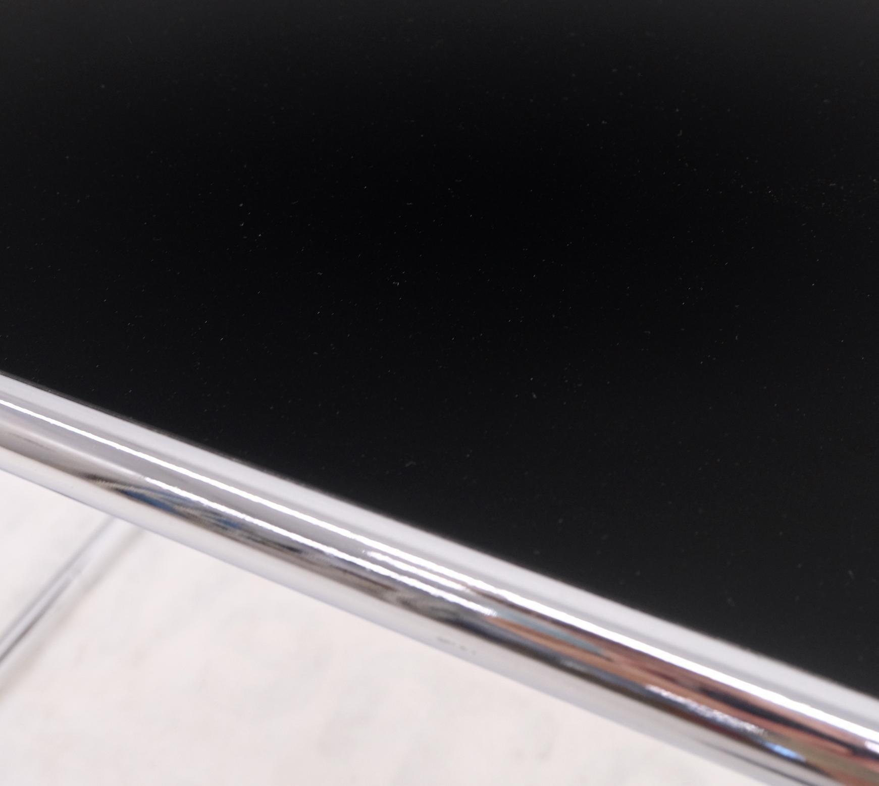Paar Marcel Breuer Laccio Beistelltische mit schwarzer laminierter Platte und verchromtem Rohrsockel im Zustand „Gut“ im Angebot in Rockaway, NJ