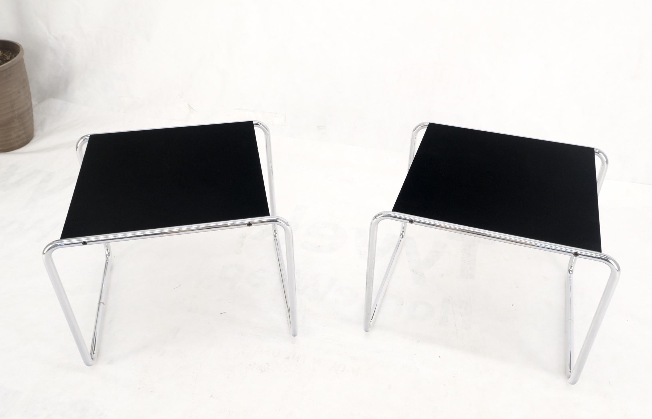 20ième siècle Paire de tables d'appoint Laccio Marcel Breuer pour Laccio avec plateau en stratifié noir et base tubulaire chromée en vente