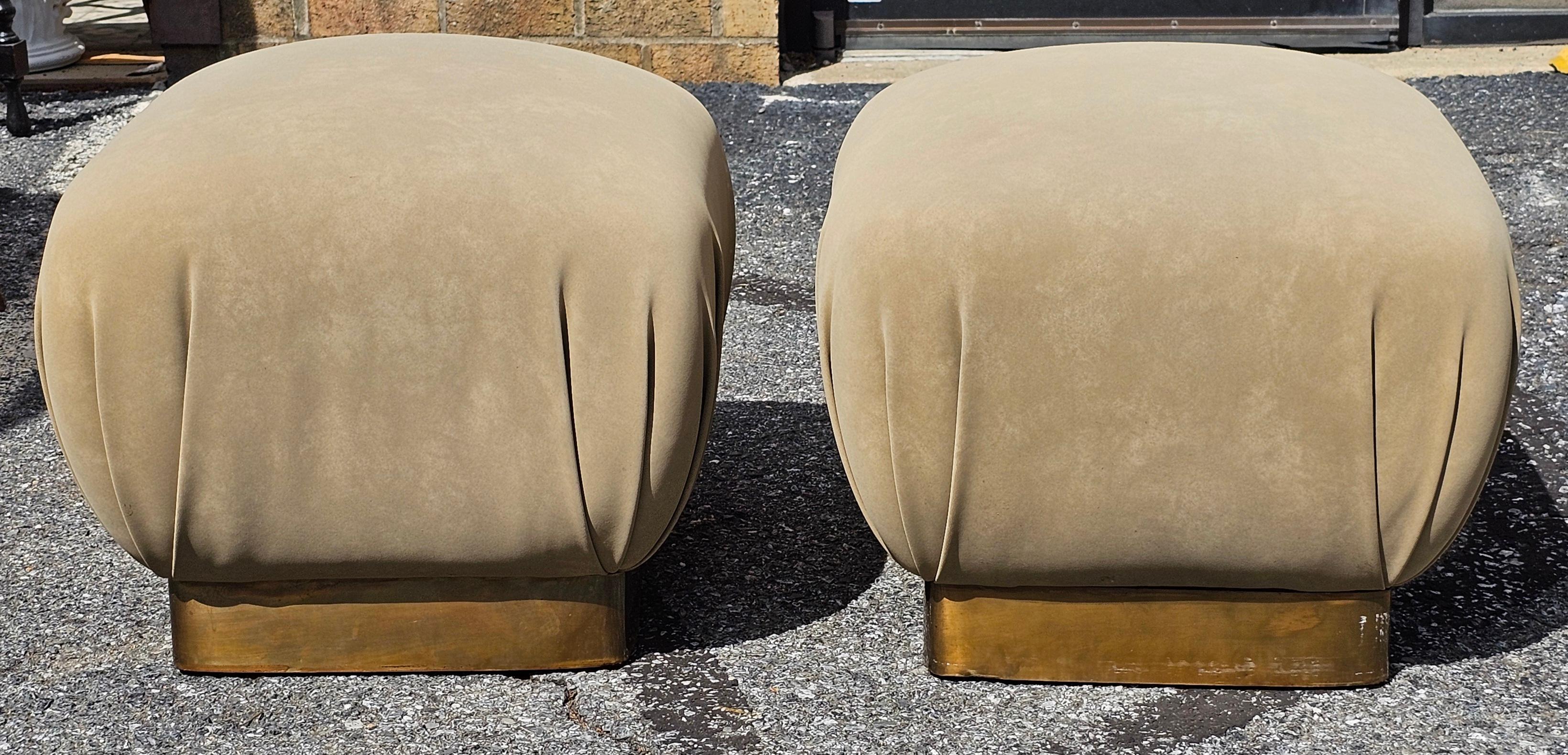 Una coppia di  Marge Carson per John Stuart Pouf imbottiti in ottone e pelle nabuk. Pelle nabuk color kaky. 
Misura 19