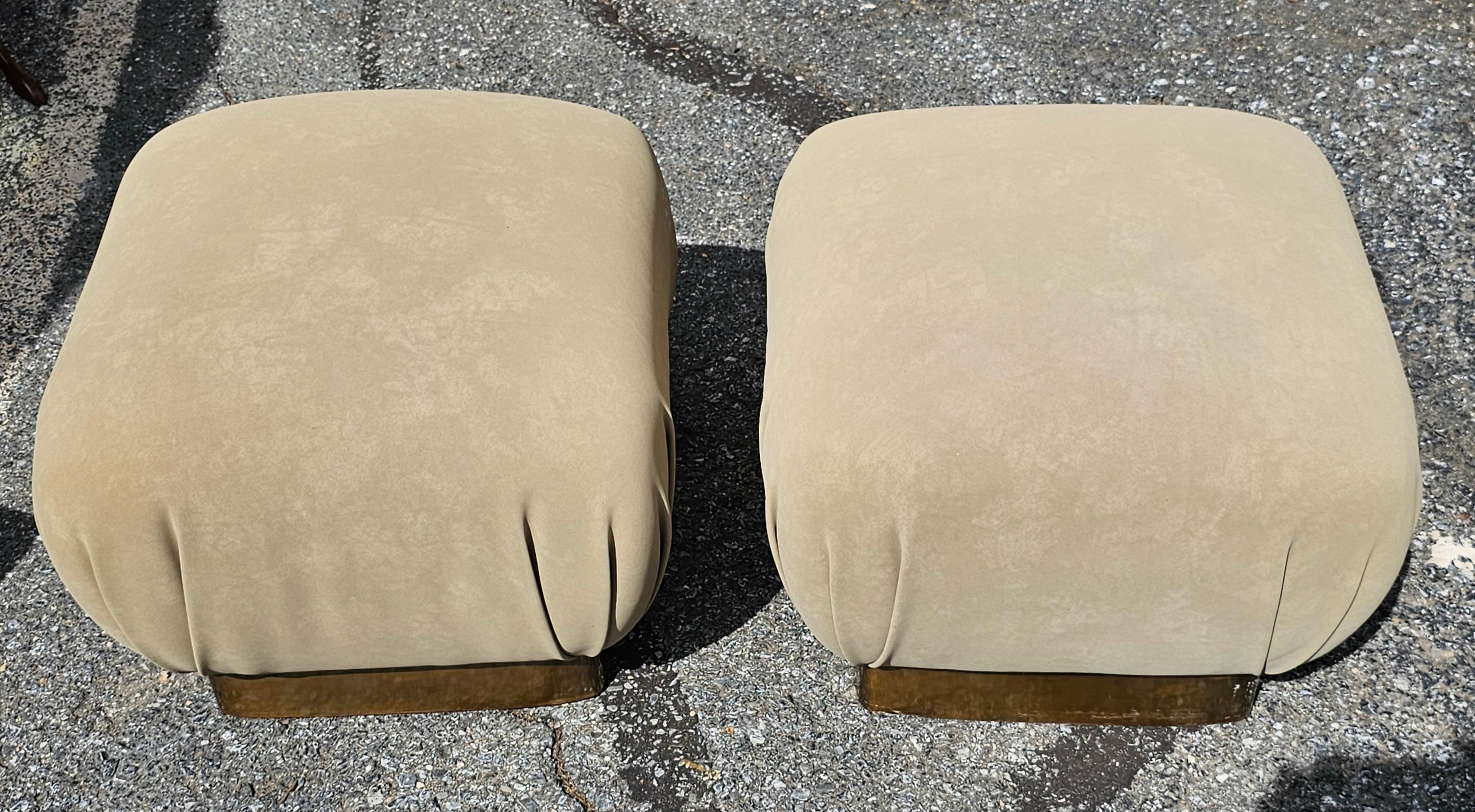 Moderno Coppia di pouf imbottiti in ottone e pelle nabuk di Marge Carson per John Stuarts in vendita