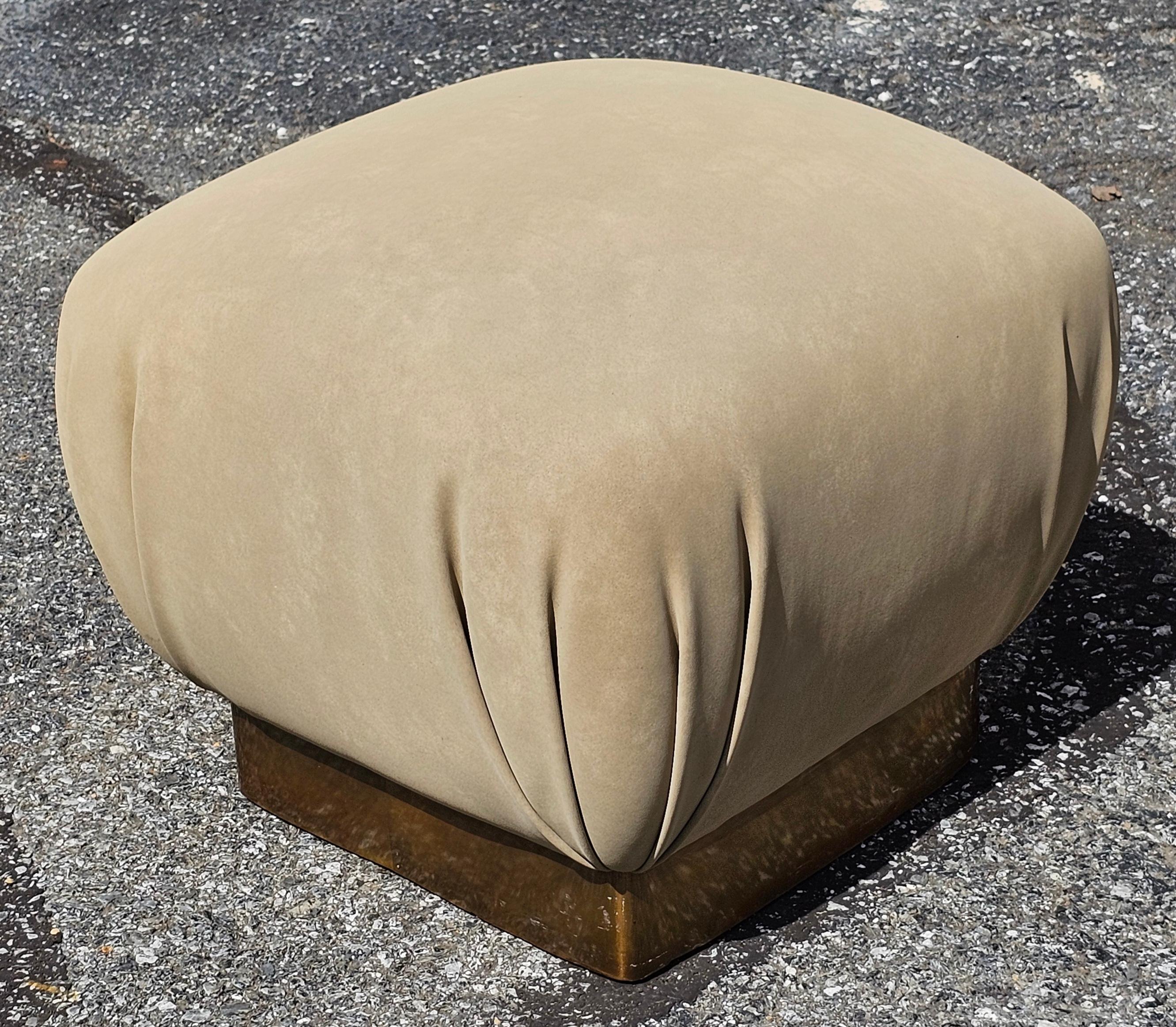 Americano Coppia di pouf imbottiti in ottone e pelle nabuk di Marge Carson per John Stuarts in vendita