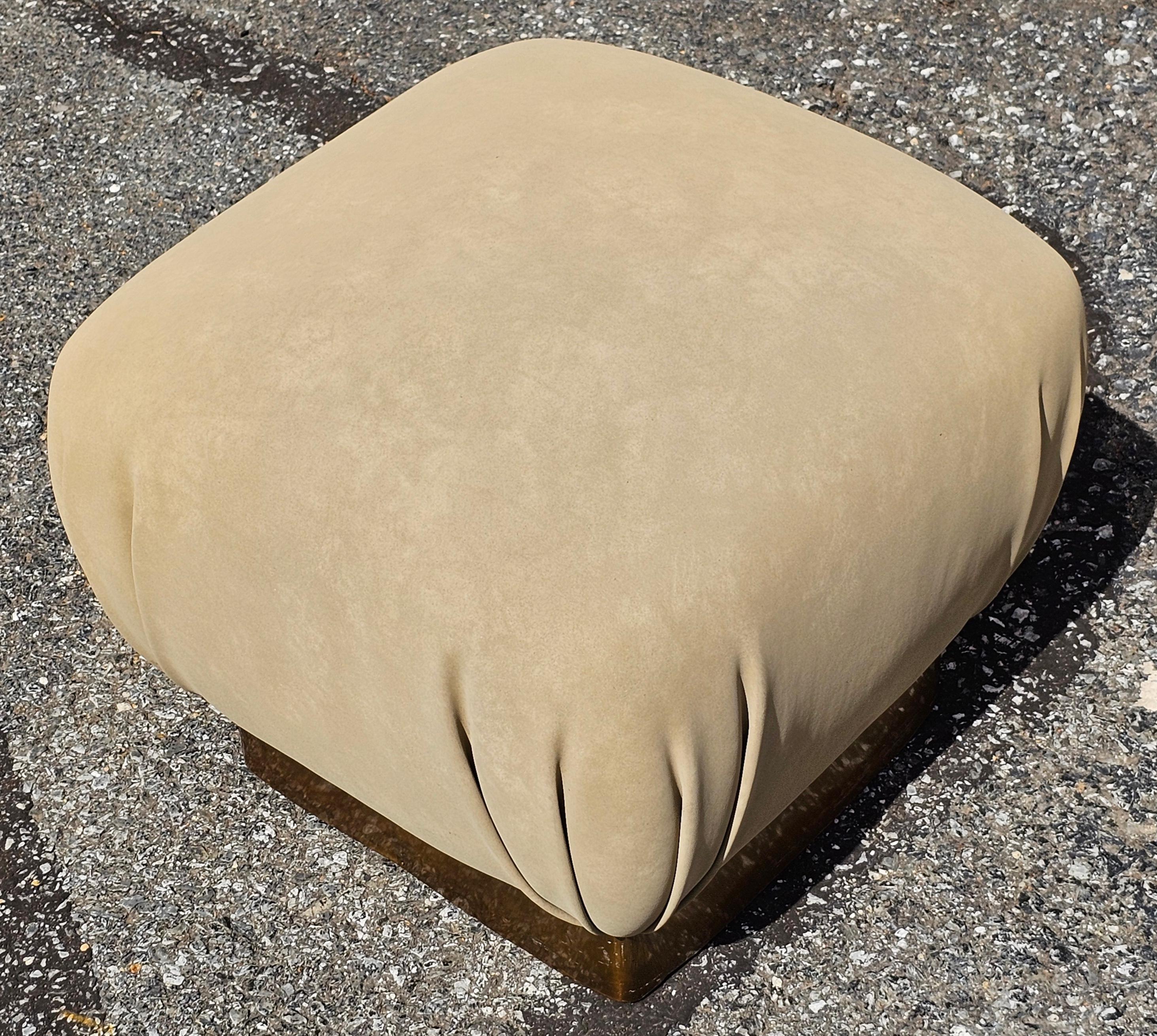 Altro Coppia di pouf imbottiti in ottone e pelle nabuk di Marge Carson per John Stuarts in vendita