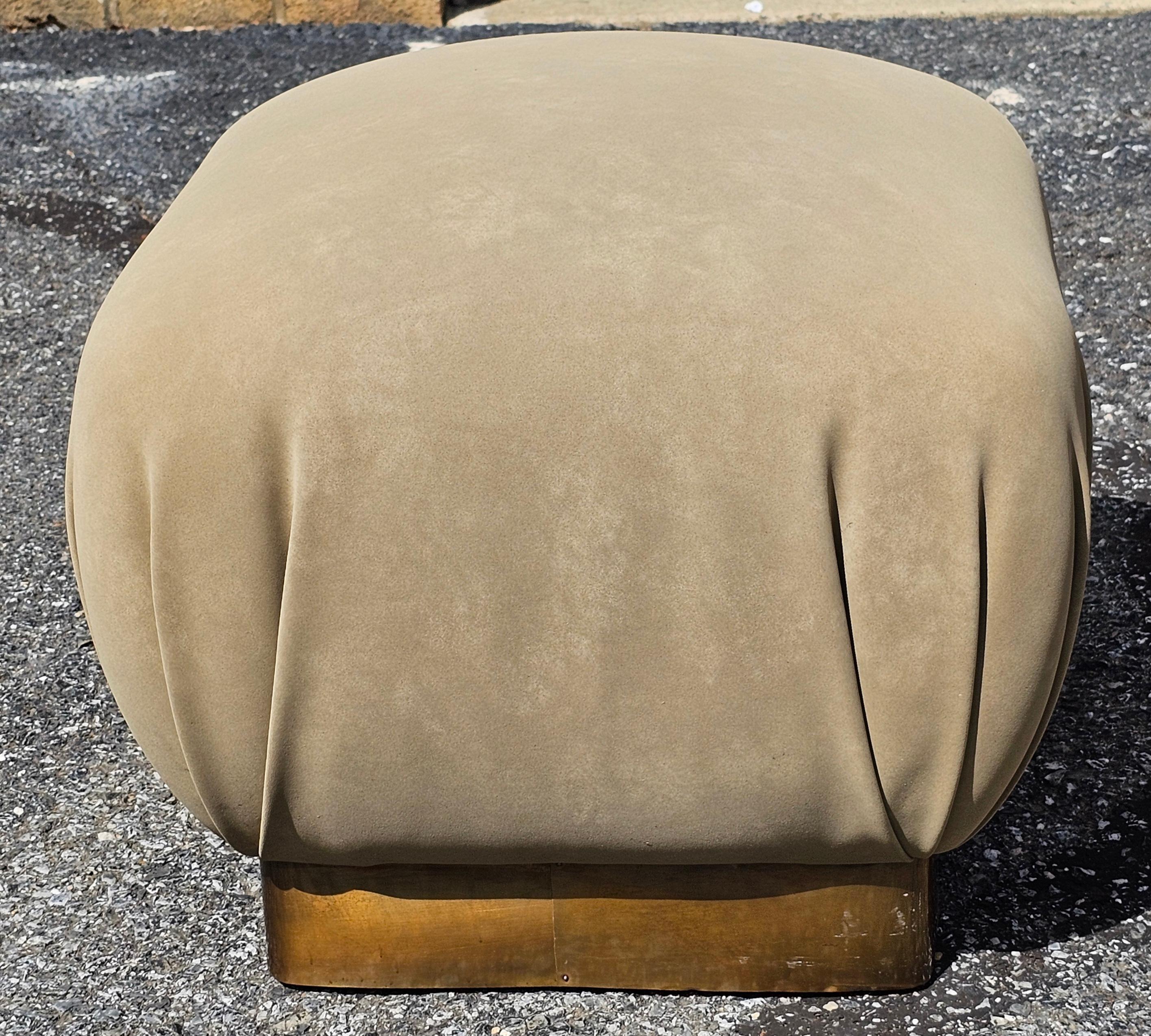 XX secolo Coppia di pouf imbottiti in ottone e pelle nabuk di Marge Carson per John Stuarts in vendita