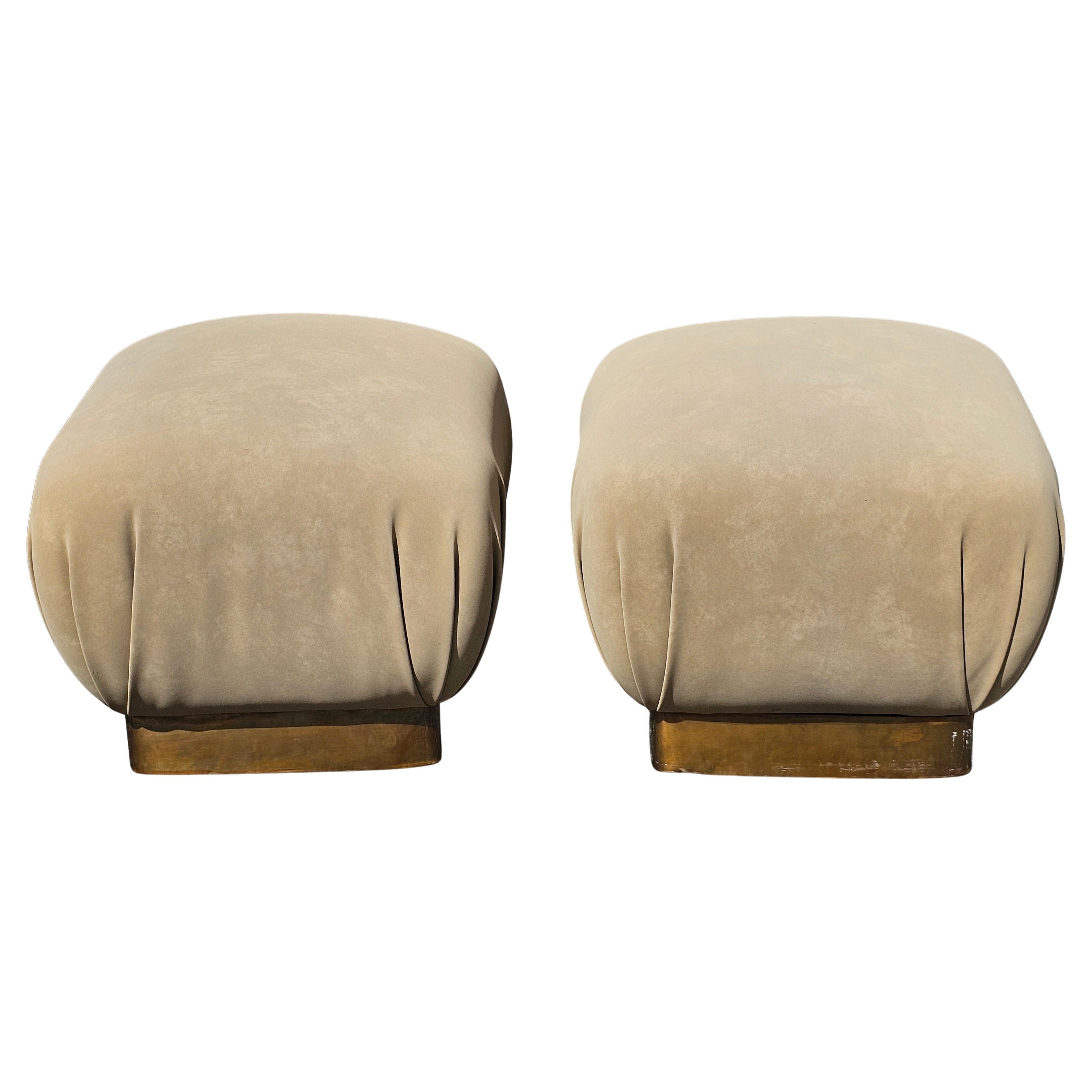 Coppia di pouf imbottiti in ottone e pelle nabuk di Marge Carson per John Stuarts