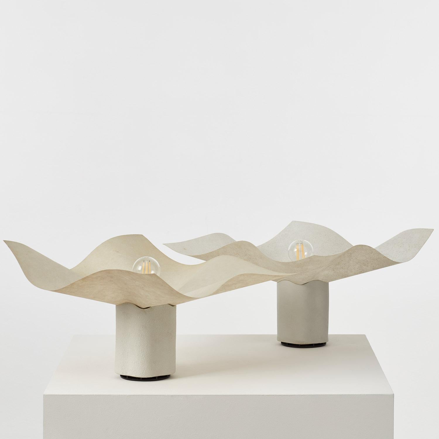 Avvicinandosi alla forma di un fiore in fiore con il suo caratteristico rigore architettonico, il progetto Area di Mario Bellini è conservato nella collezione permanente del Museum of Modern Art di New York. La linea ondulata del paralume è