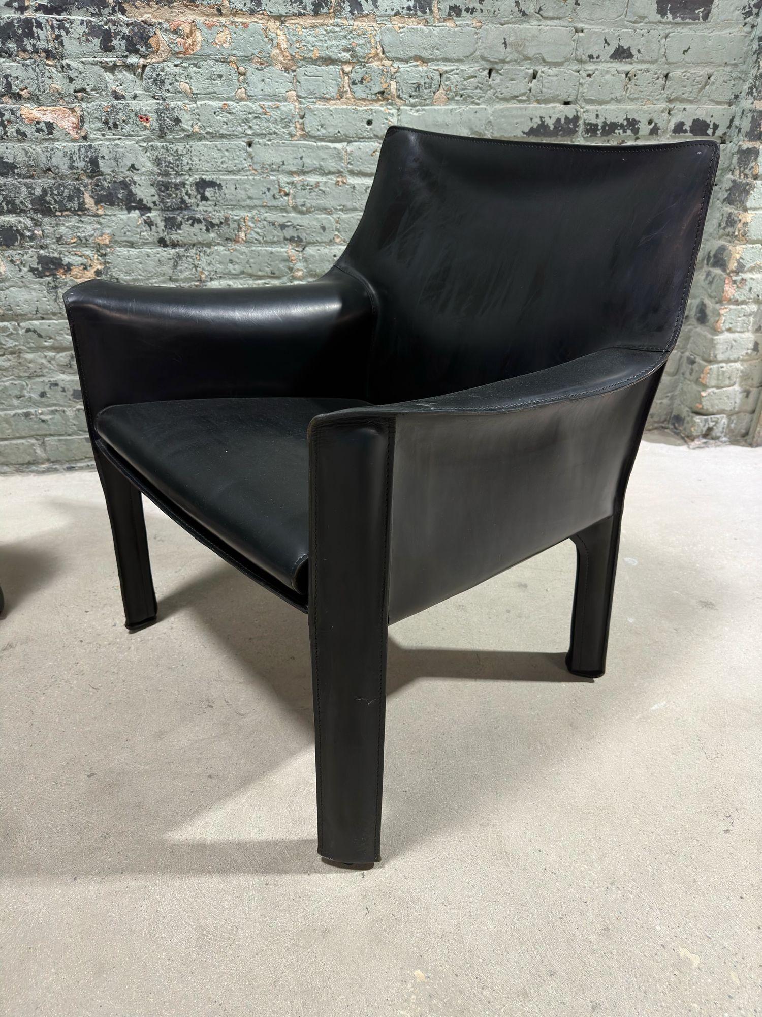 Pair Mario Bellini Black Leather Cab Chairs, Model 414 for Cassina Italy, 1980 In Good Condition For Sale In Chicago, IL