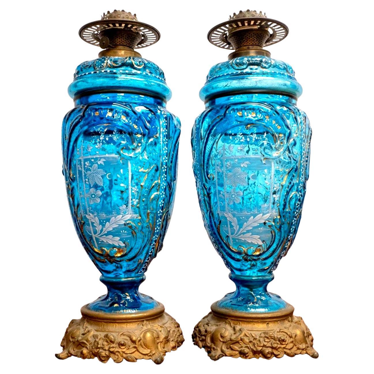 Coppia di lampade a olio con vaso in vetro blu e base in metallo dorato in stile Mary Gregory