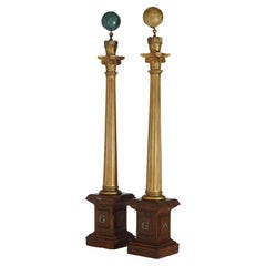 Paire de colonnes classiques en bois doré avec globes par Henderson-Ames Circa 1900