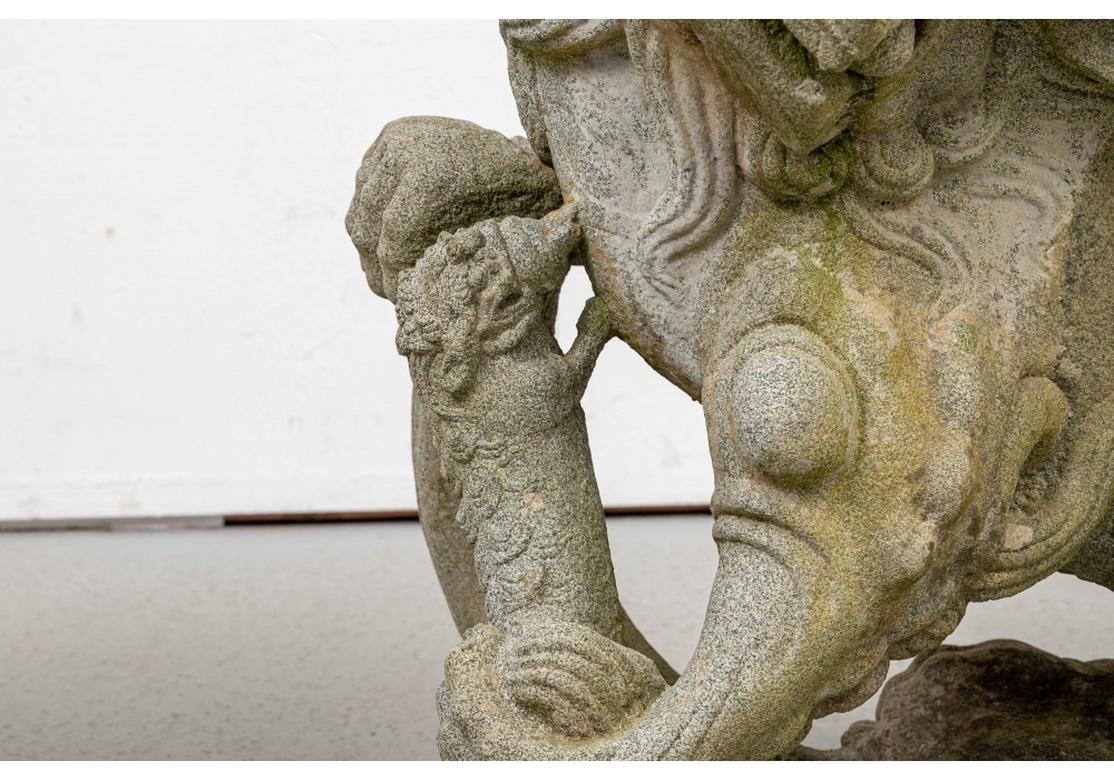 Paar massive geschnitzte Granit-Fuchslöwen-Eingangs-Wahrsager-Figuren  im Zustand „Gut“ im Angebot in Bridgeport, CT