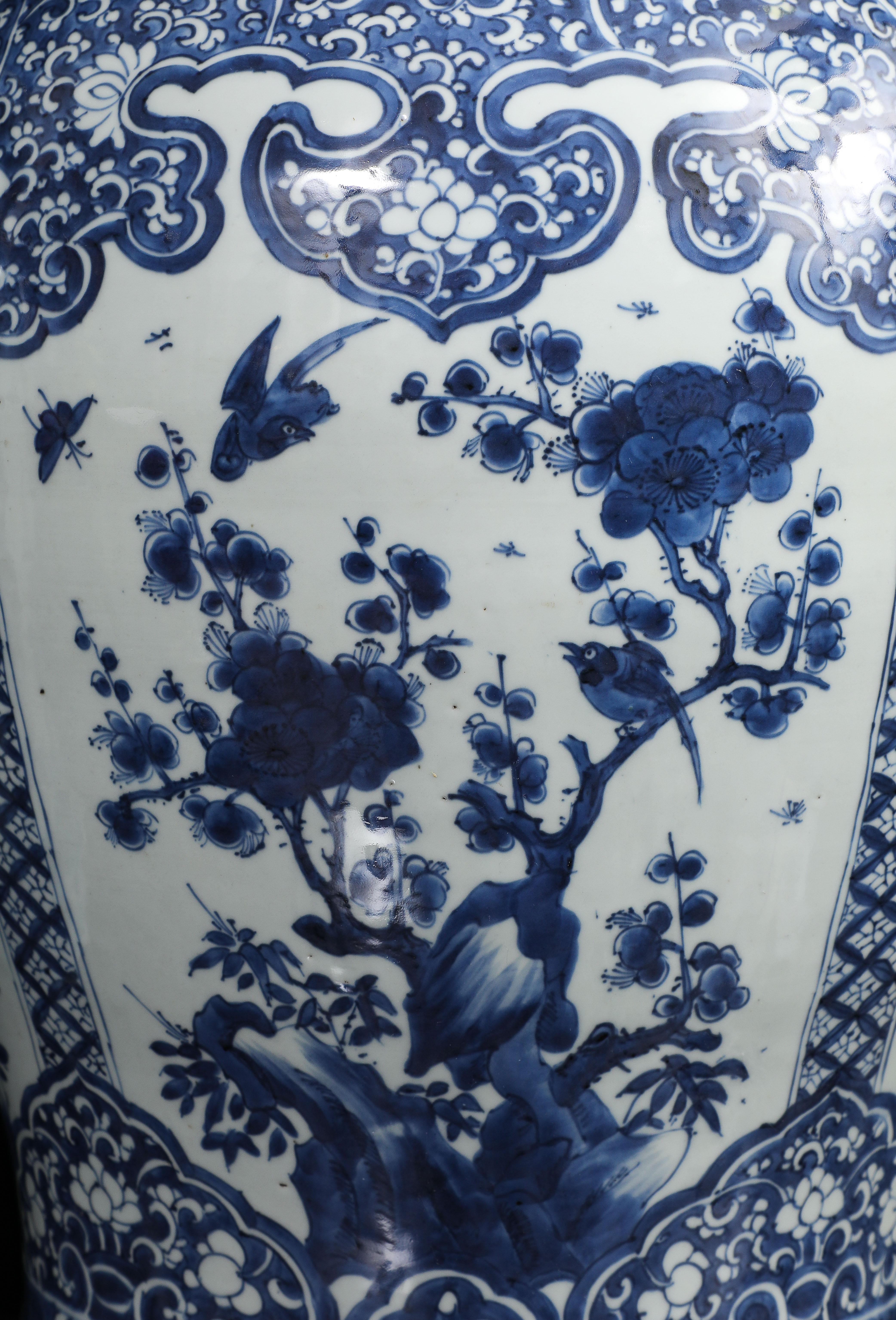 Paar massive chinesische Kangxi Periode Blau & Weiß Ingwer Gläser w / Floral Cartouches im Angebot 2