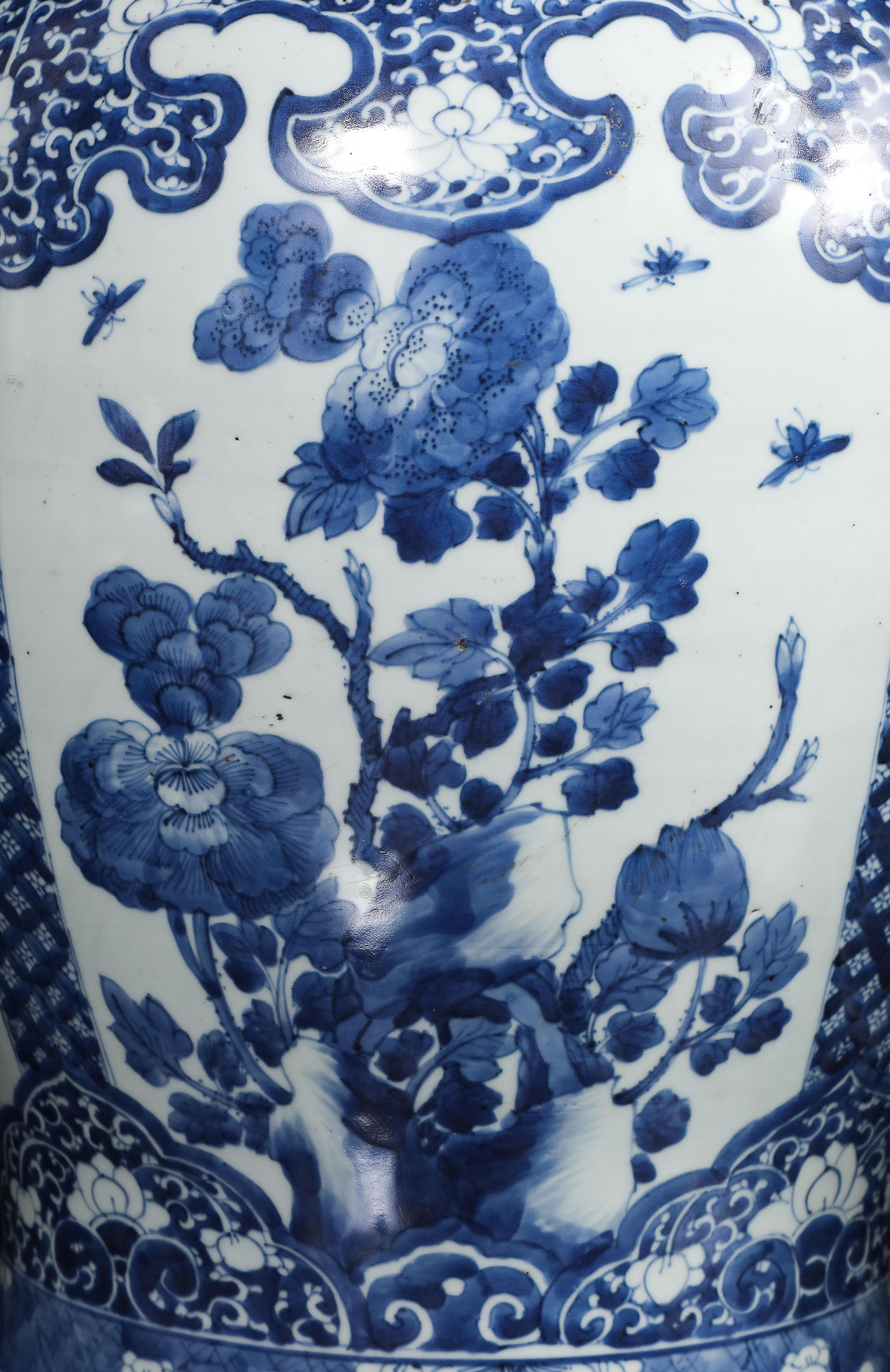 Paar massive chinesische Kangxi Periode Blau & Weiß Ingwer Gläser w / Floral Cartouches im Angebot 3