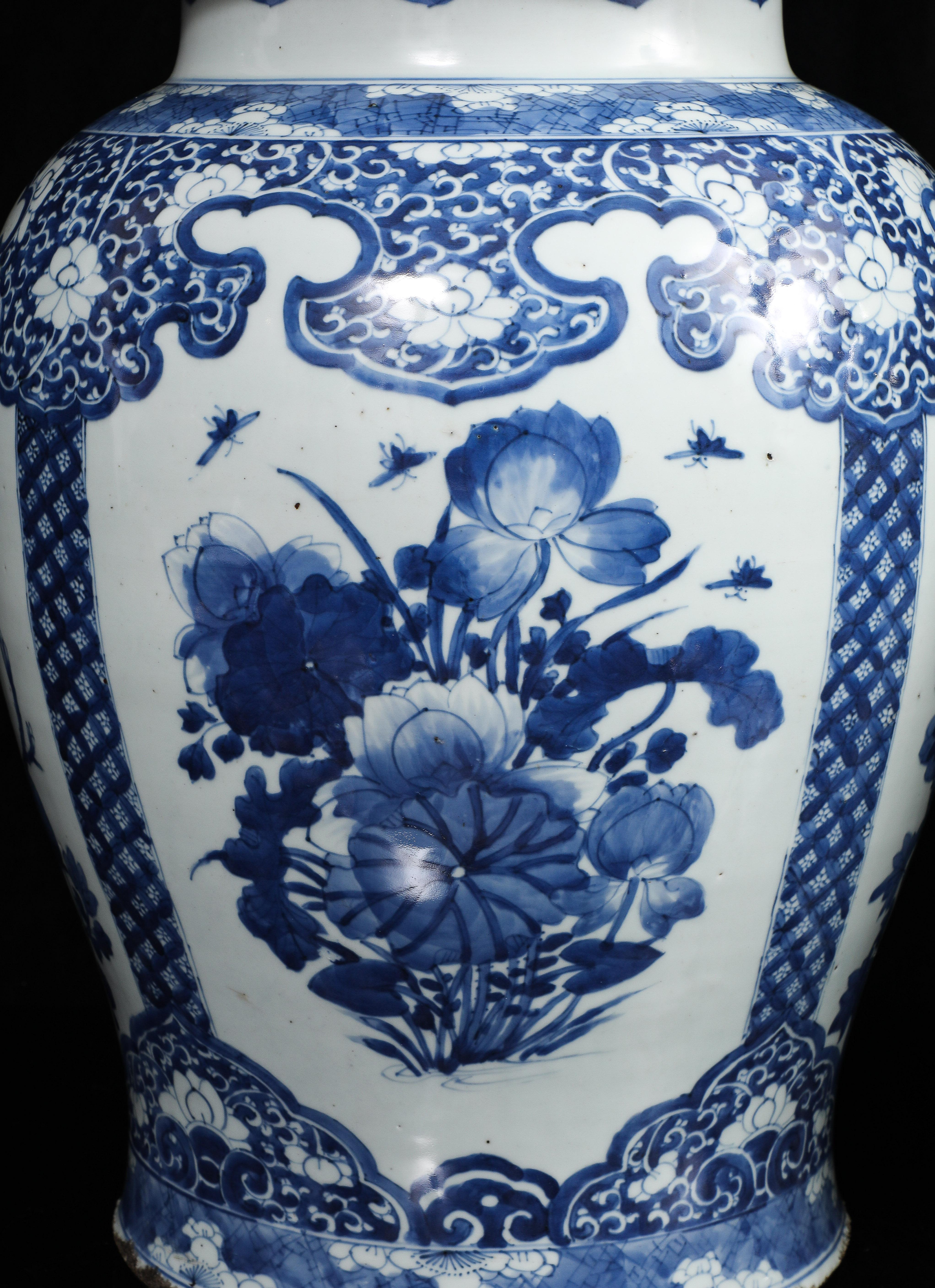 Paar massive chinesische Kangxi Periode Blau & Weiß Ingwer Gläser w / Floral Cartouches im Angebot 4