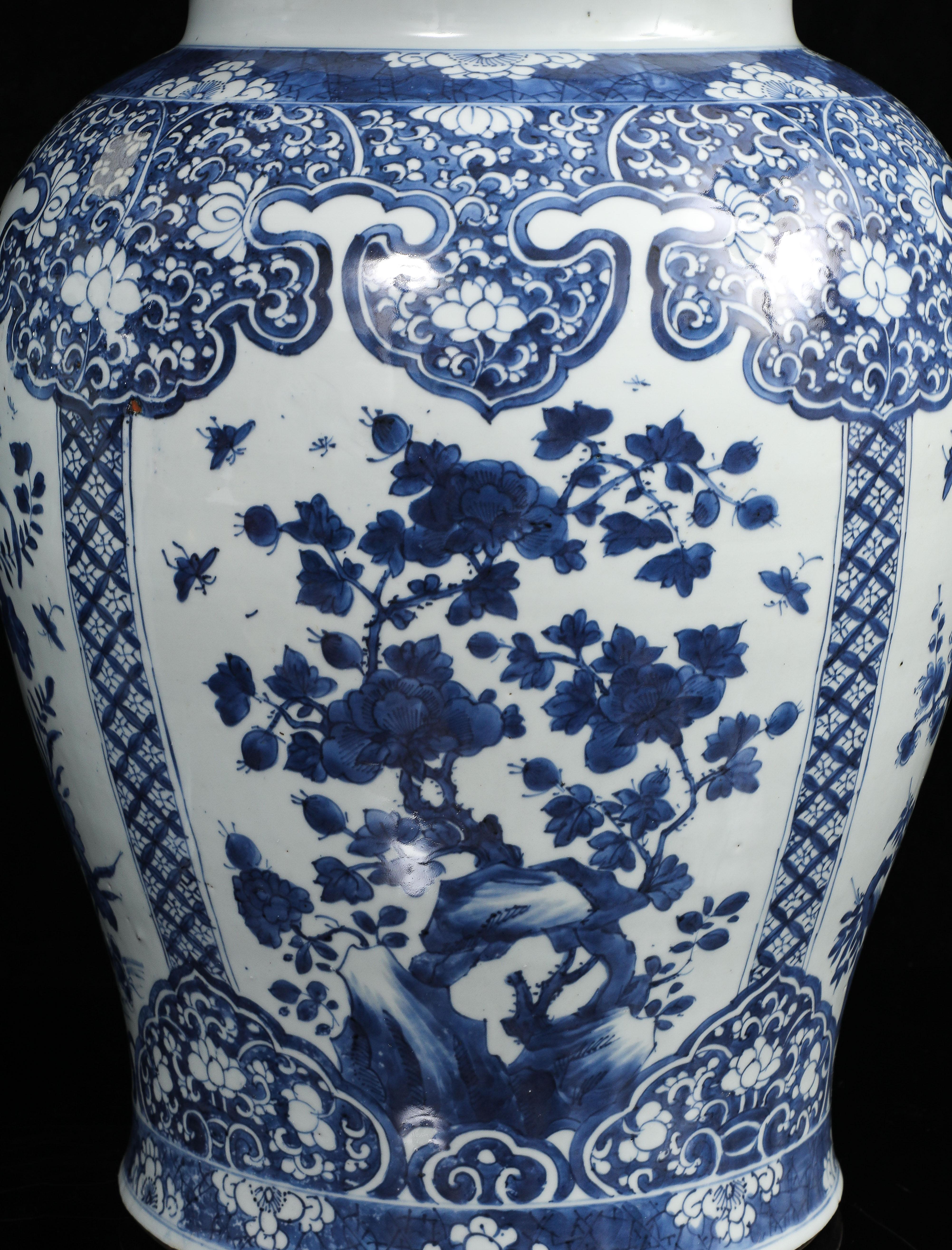 Paar massive chinesische Kangxi Periode Blau & Weiß Ingwer Gläser w / Floral Cartouches im Angebot 5