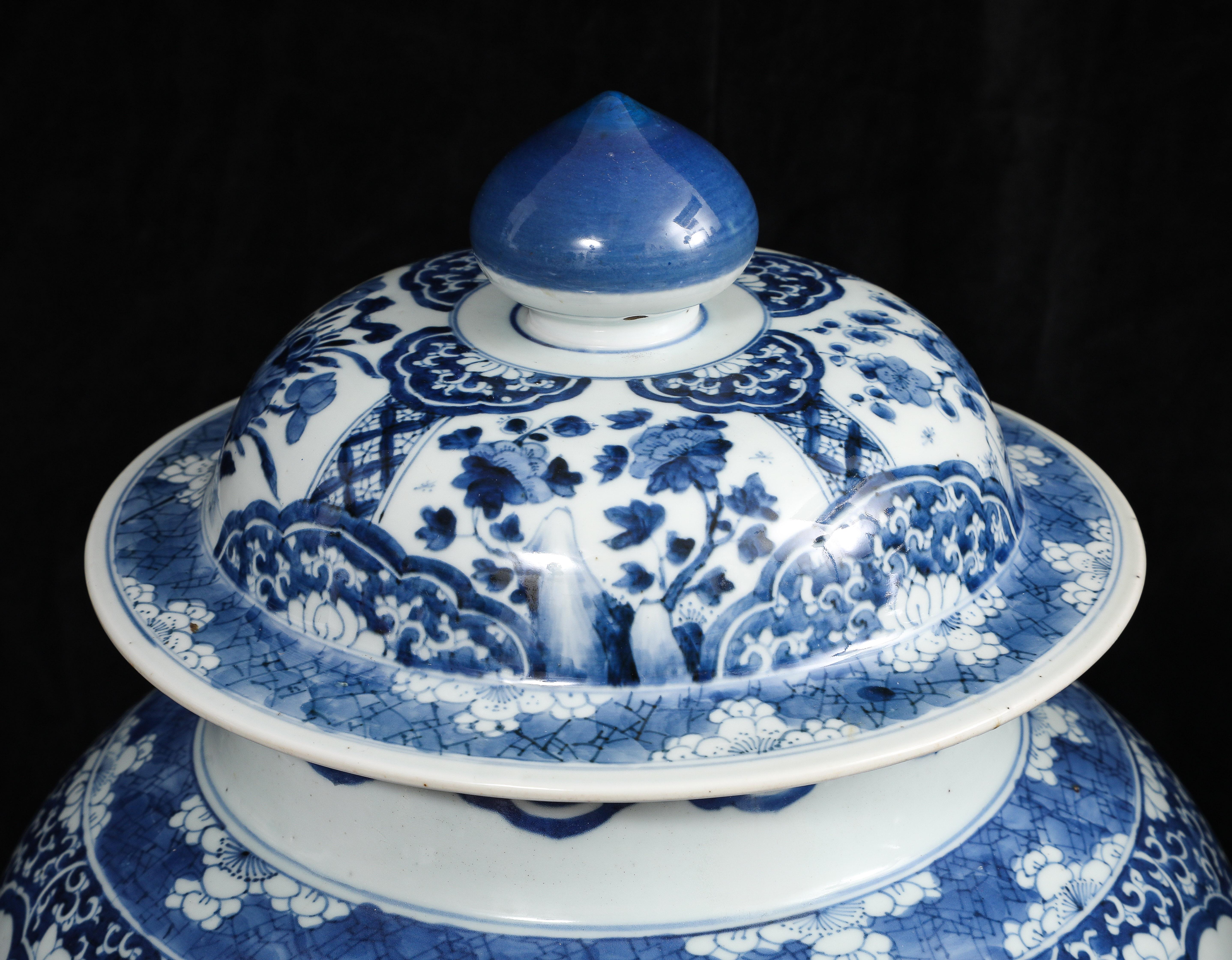 Paar massive chinesische Kangxi Periode Blau & Weiß Ingwer Gläser w / Floral Cartouches im Angebot 6