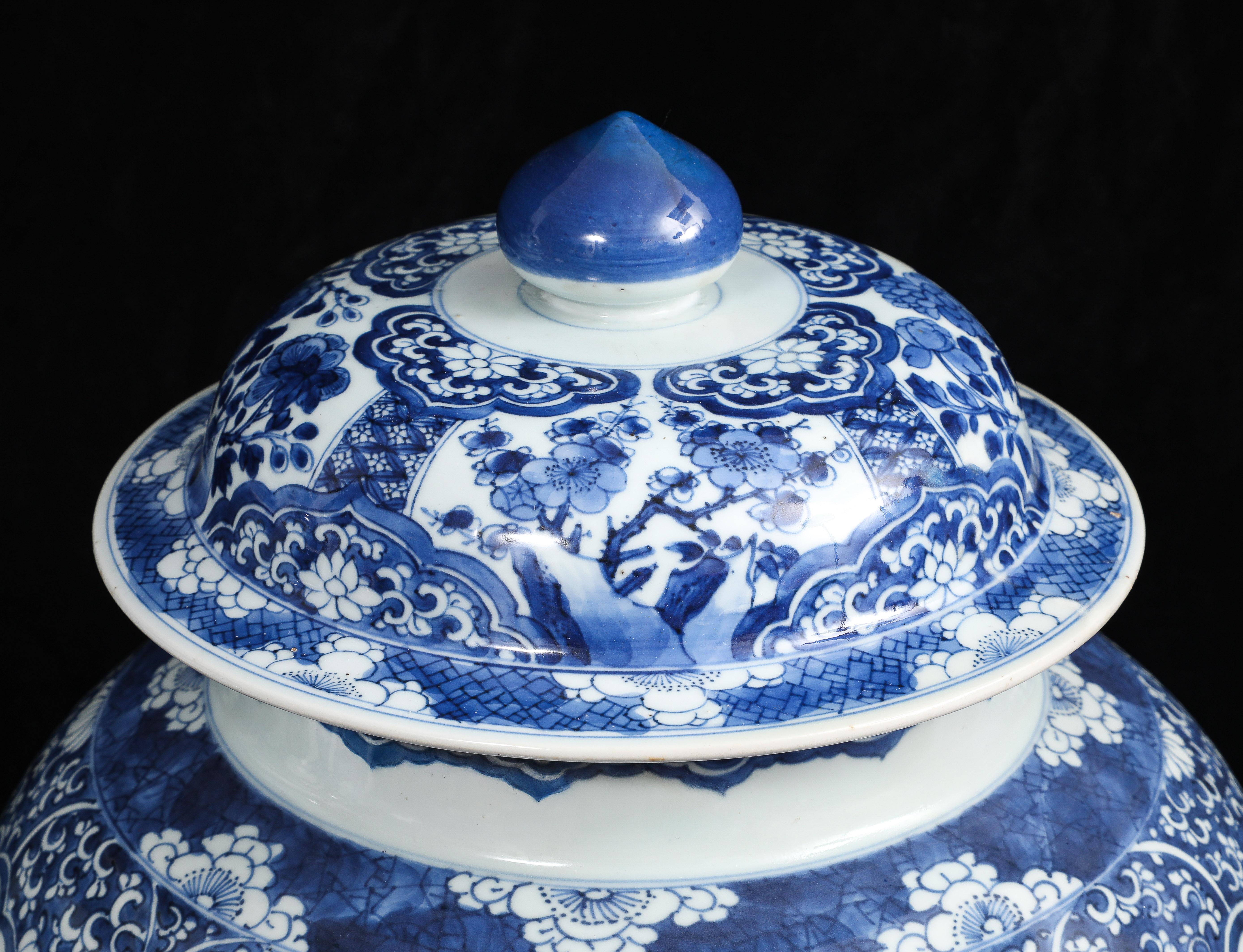 Paar massive chinesische Kangxi Periode Blau & Weiß Ingwer Gläser w / Floral Cartouches im Angebot 7