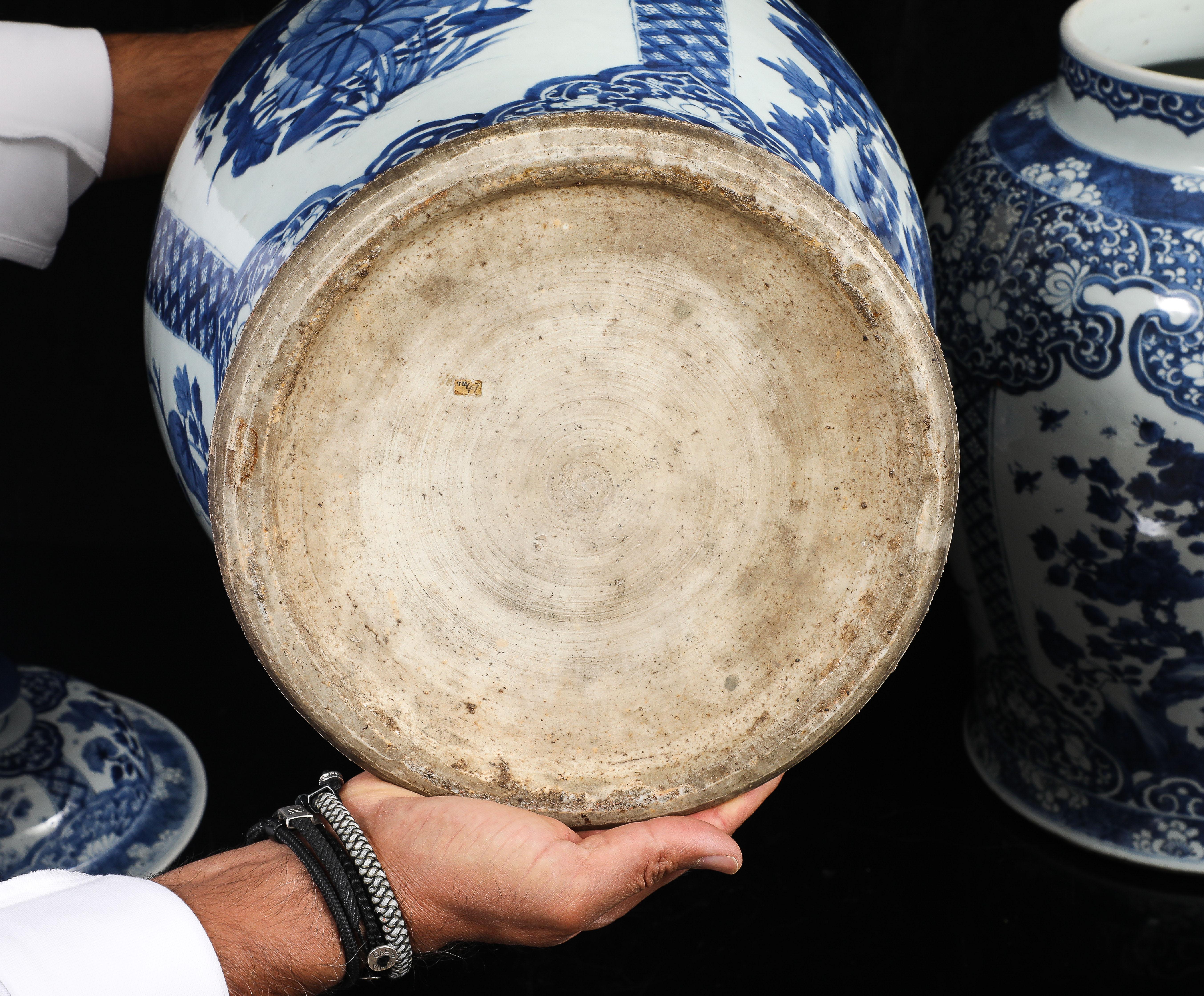 Paar massive chinesische Kangxi Periode Blau & Weiß Ingwer Gläser w / Floral Cartouches im Angebot 10