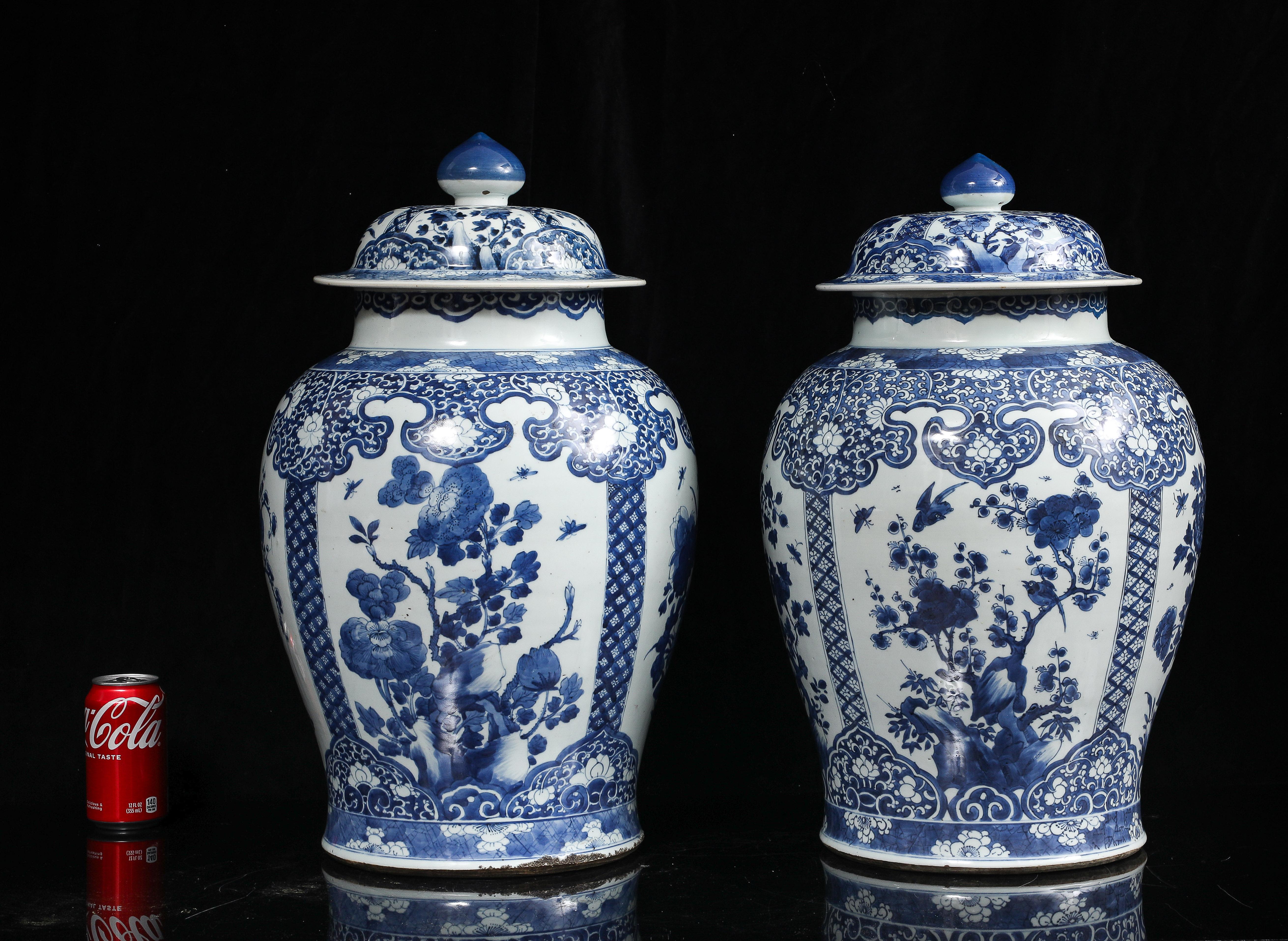 Paar massive chinesische Kangxi Periode Blau & Weiß Ingwer Gläser w / Floral Cartouches (Chinesischer Export) im Angebot