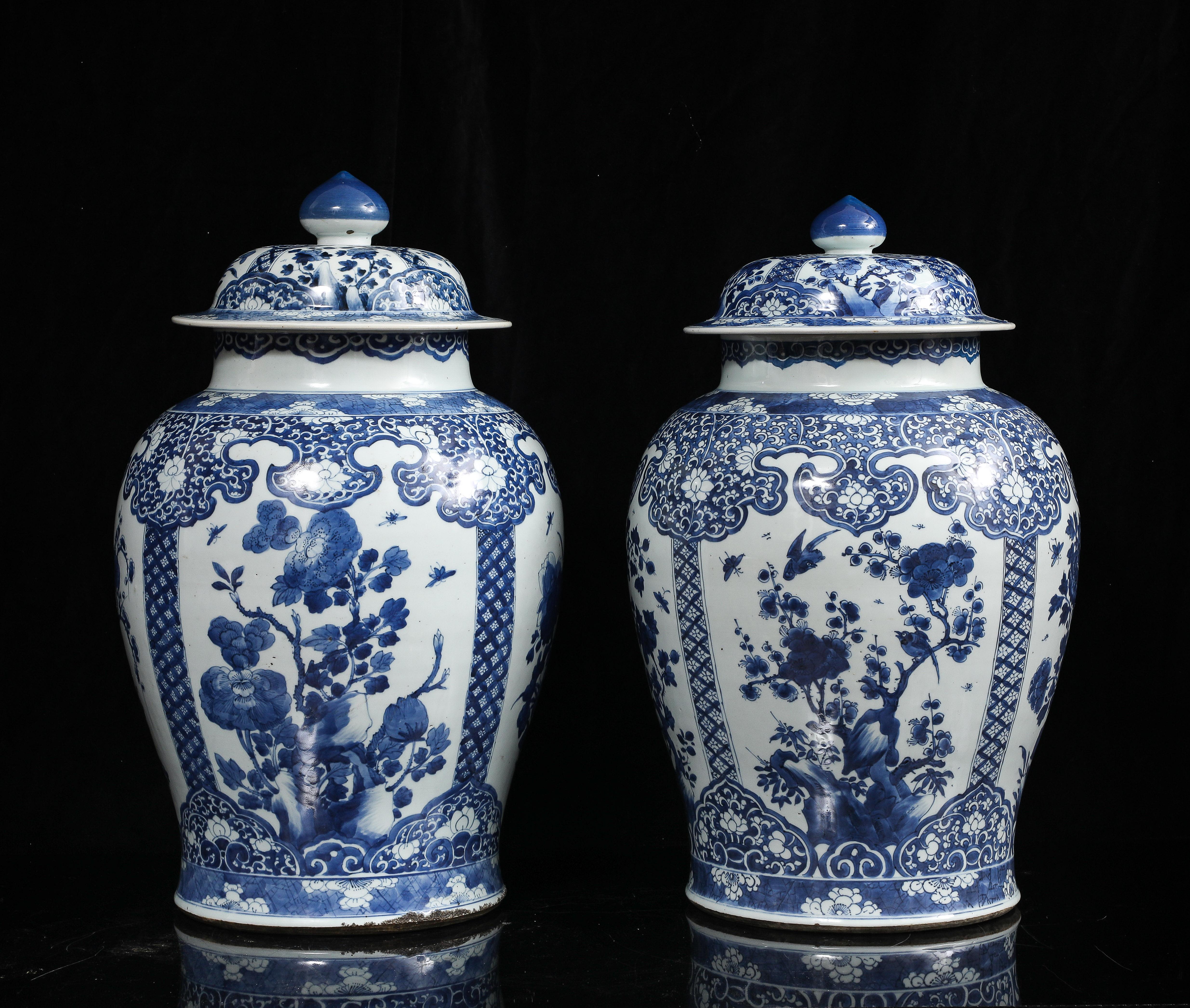 Paar massive chinesische Kangxi Periode Blau & Weiß Ingwer Gläser w / Floral Cartouches (Chinesisch) im Angebot