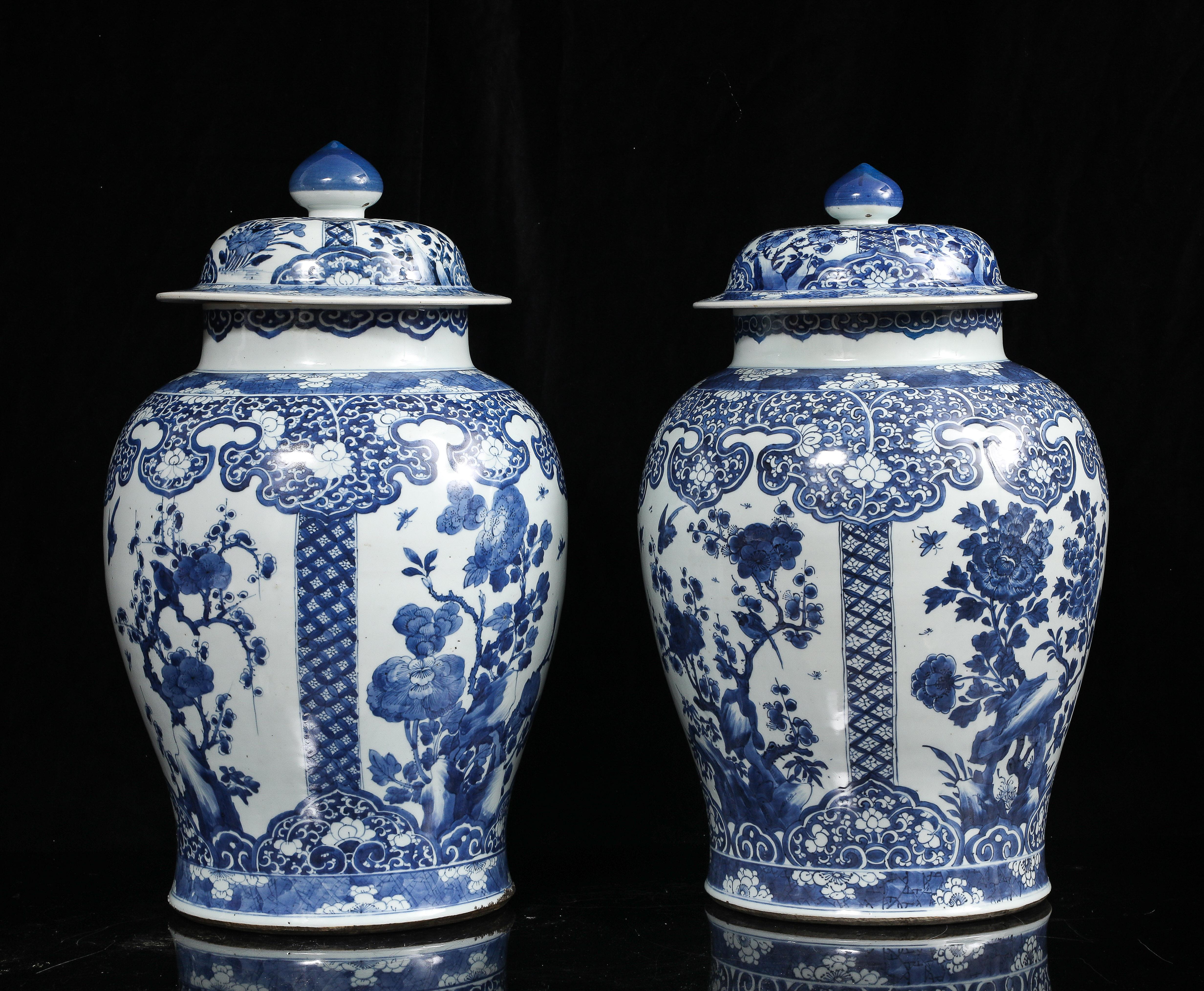 Paar massive chinesische Kangxi Periode Blau & Weiß Ingwer Gläser w / Floral Cartouches (Emailliert) im Angebot