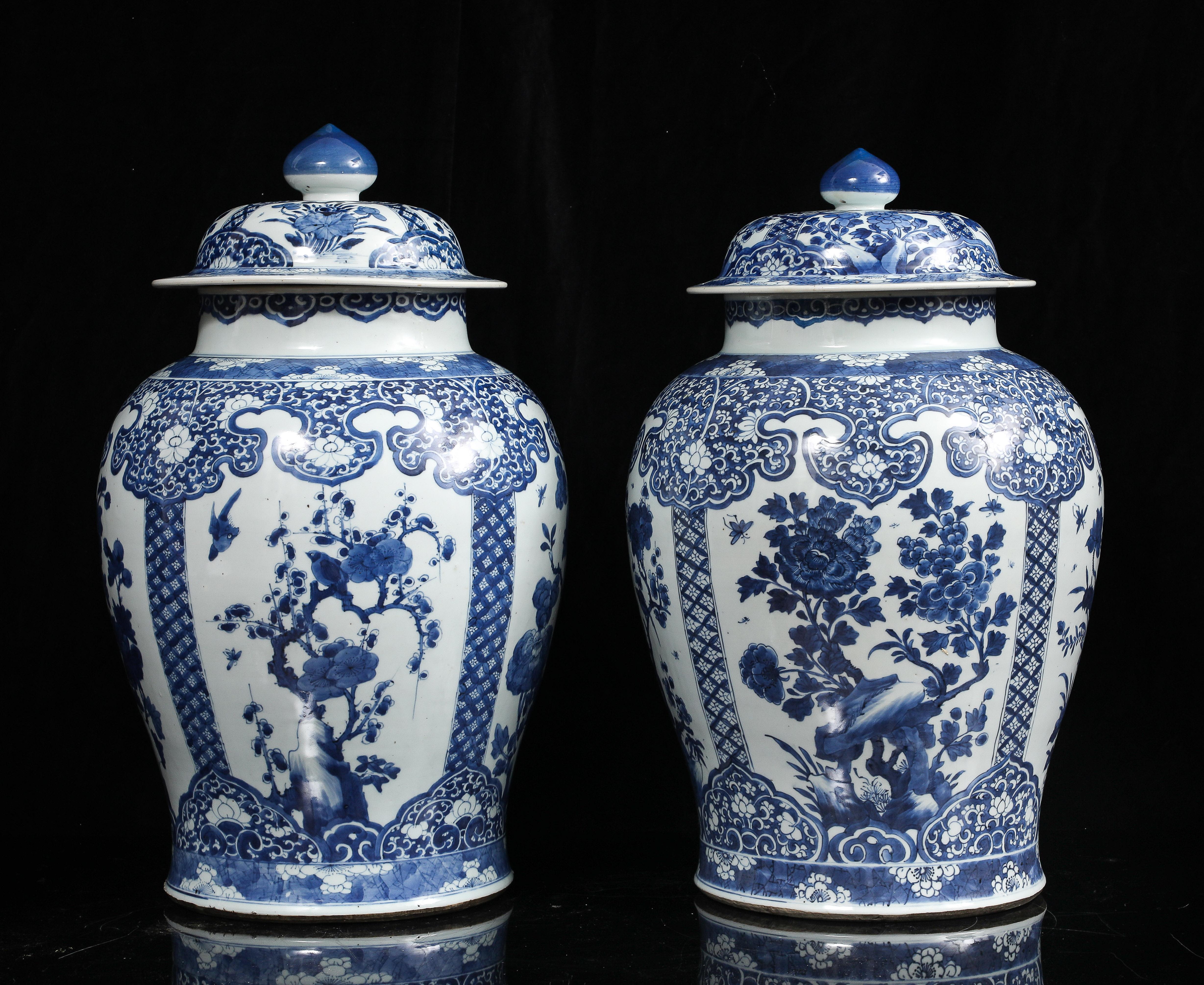 Paar massive chinesische Kangxi Periode Blau & Weiß Ingwer Gläser w / Floral Cartouches im Zustand „Gut“ im Angebot in New York, NY