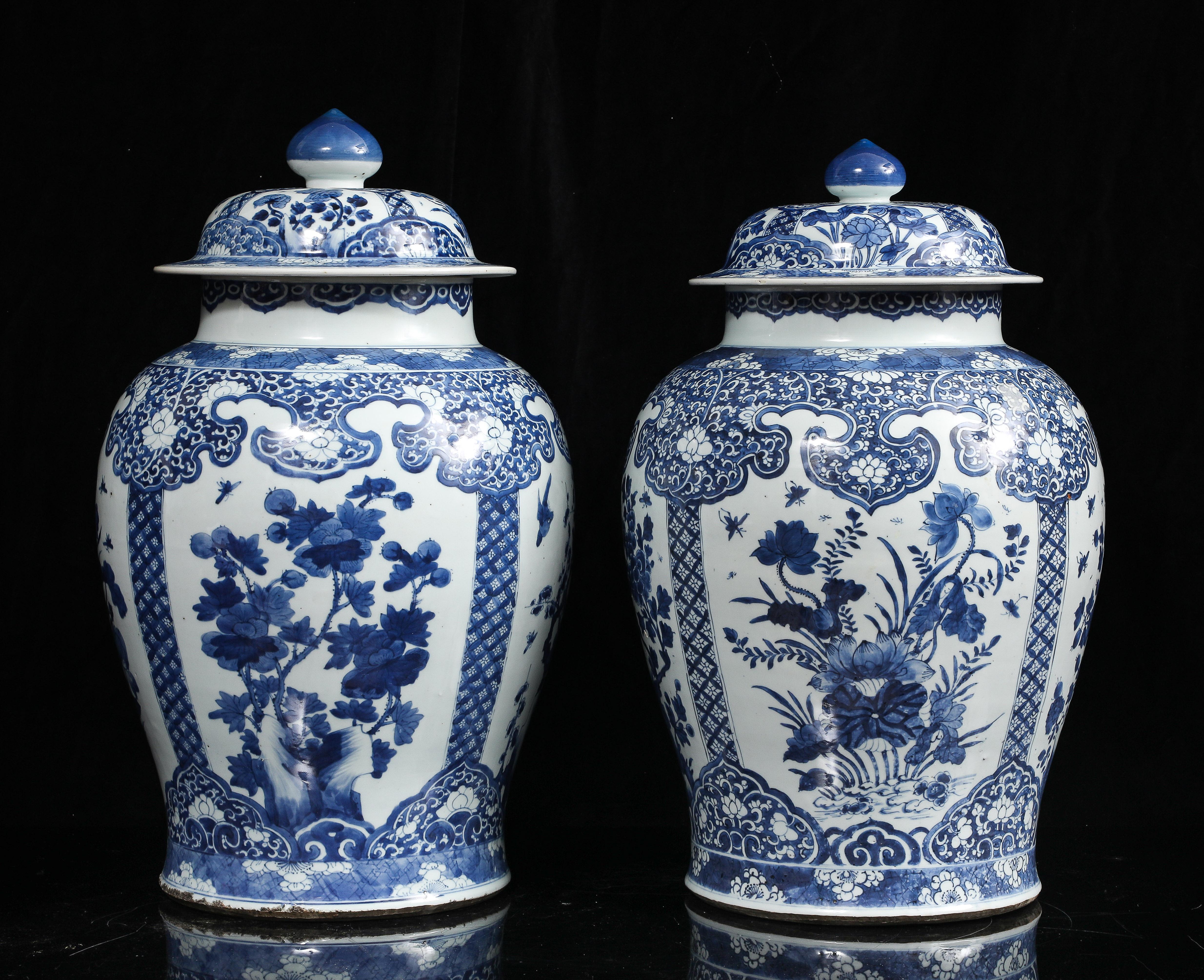 Paar massive chinesische Kangxi Periode Blau & Weiß Ingwer Gläser w / Floral Cartouches (18. Jahrhundert und früher) im Angebot