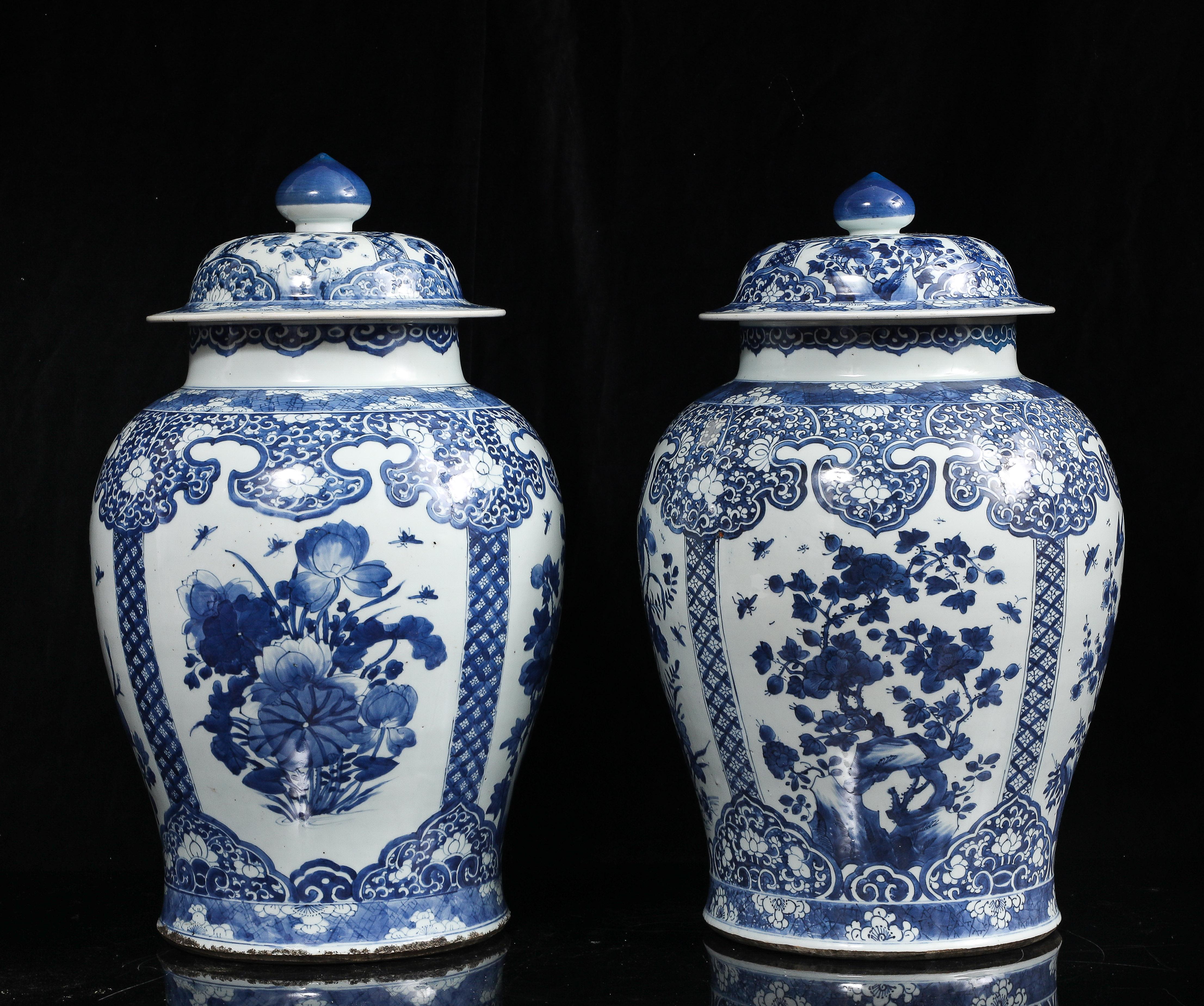 Paar massive chinesische Kangxi Periode Blau & Weiß Ingwer Gläser w / Floral Cartouches (Porzellan) im Angebot
