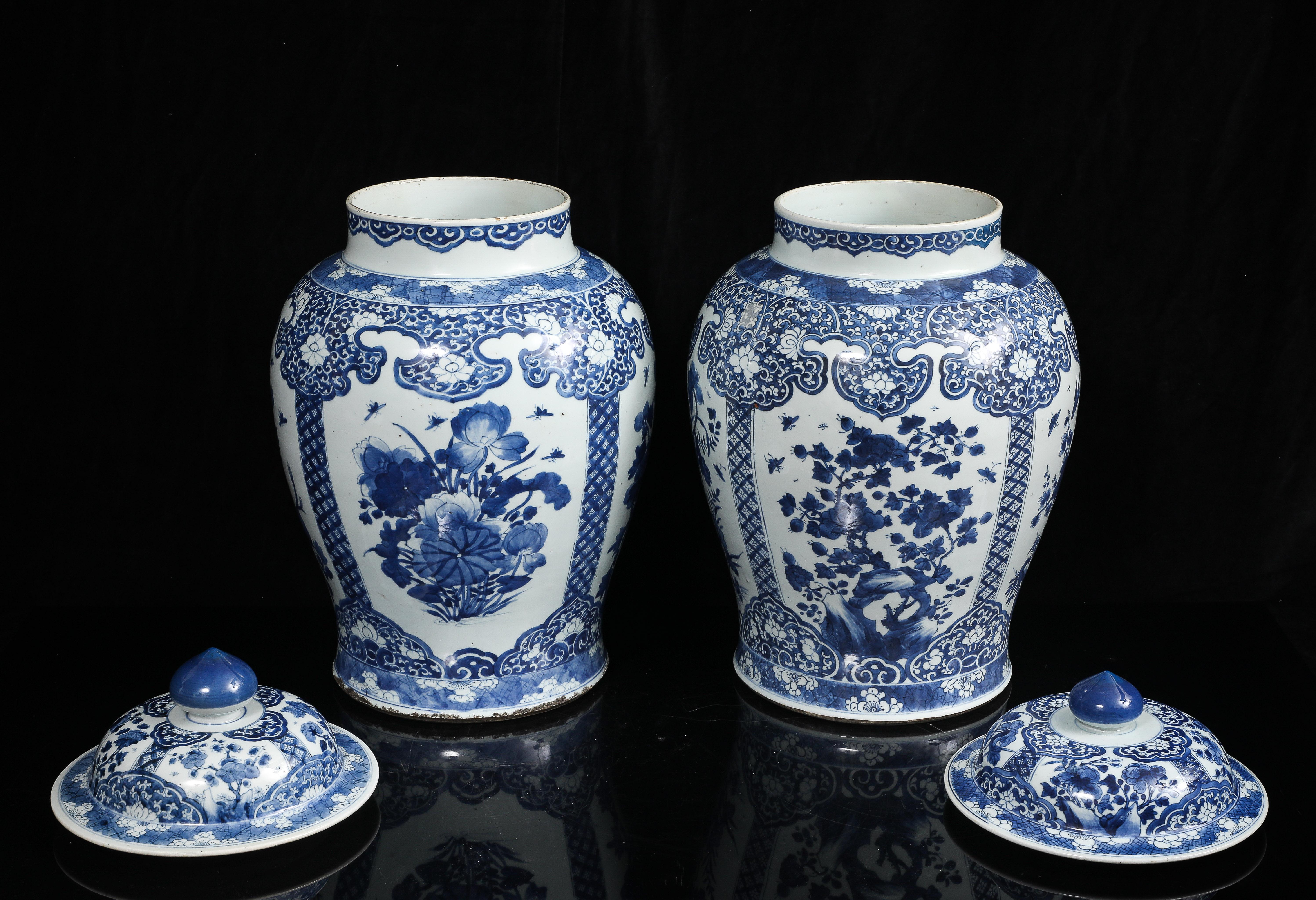 Paar massive chinesische Kangxi Periode Blau & Weiß Ingwer Gläser w / Floral Cartouches im Angebot 1