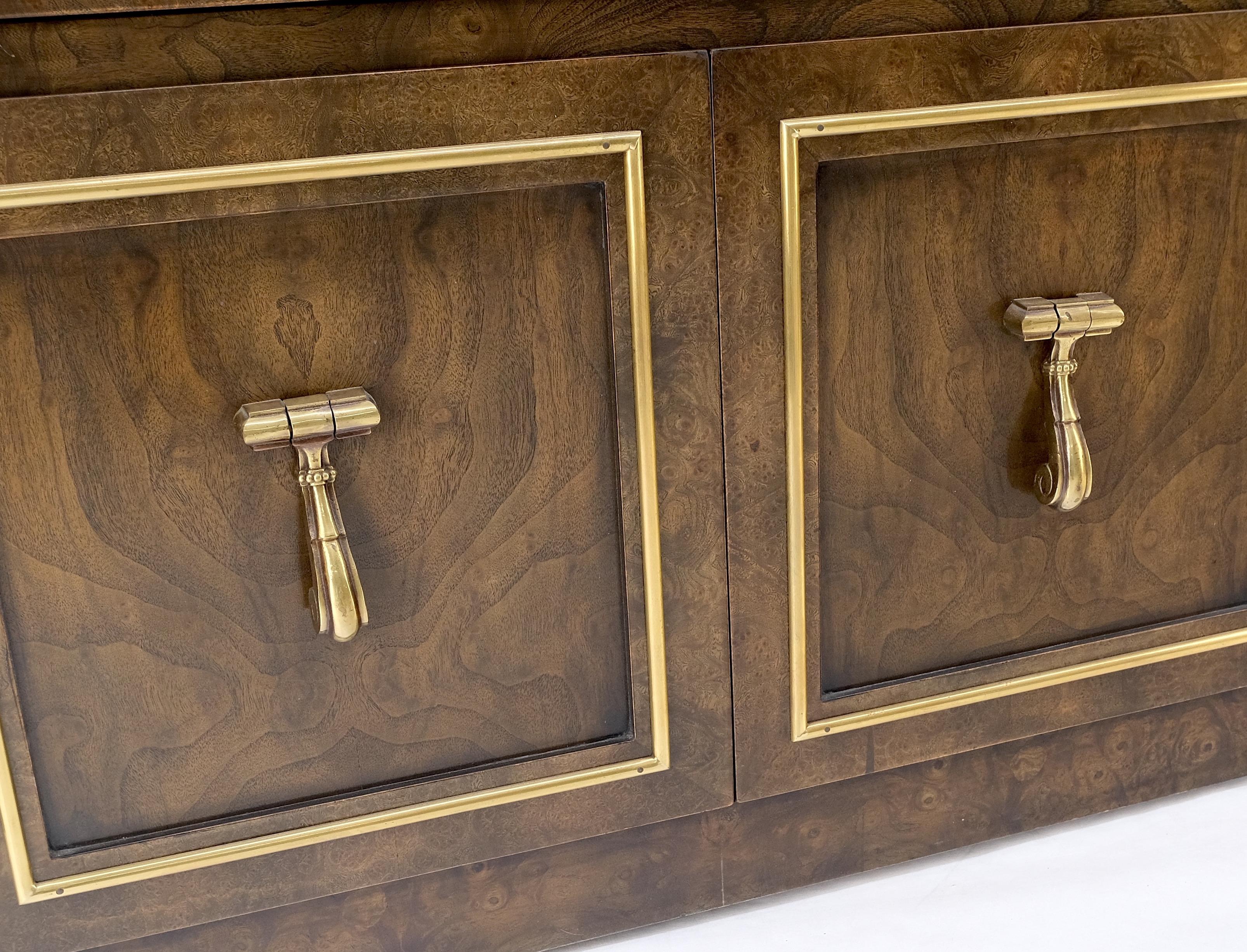 Coppia di espositori curiosi in legno di radica a forma di cupola Mastercraft con ripiani e luci in vendita 5