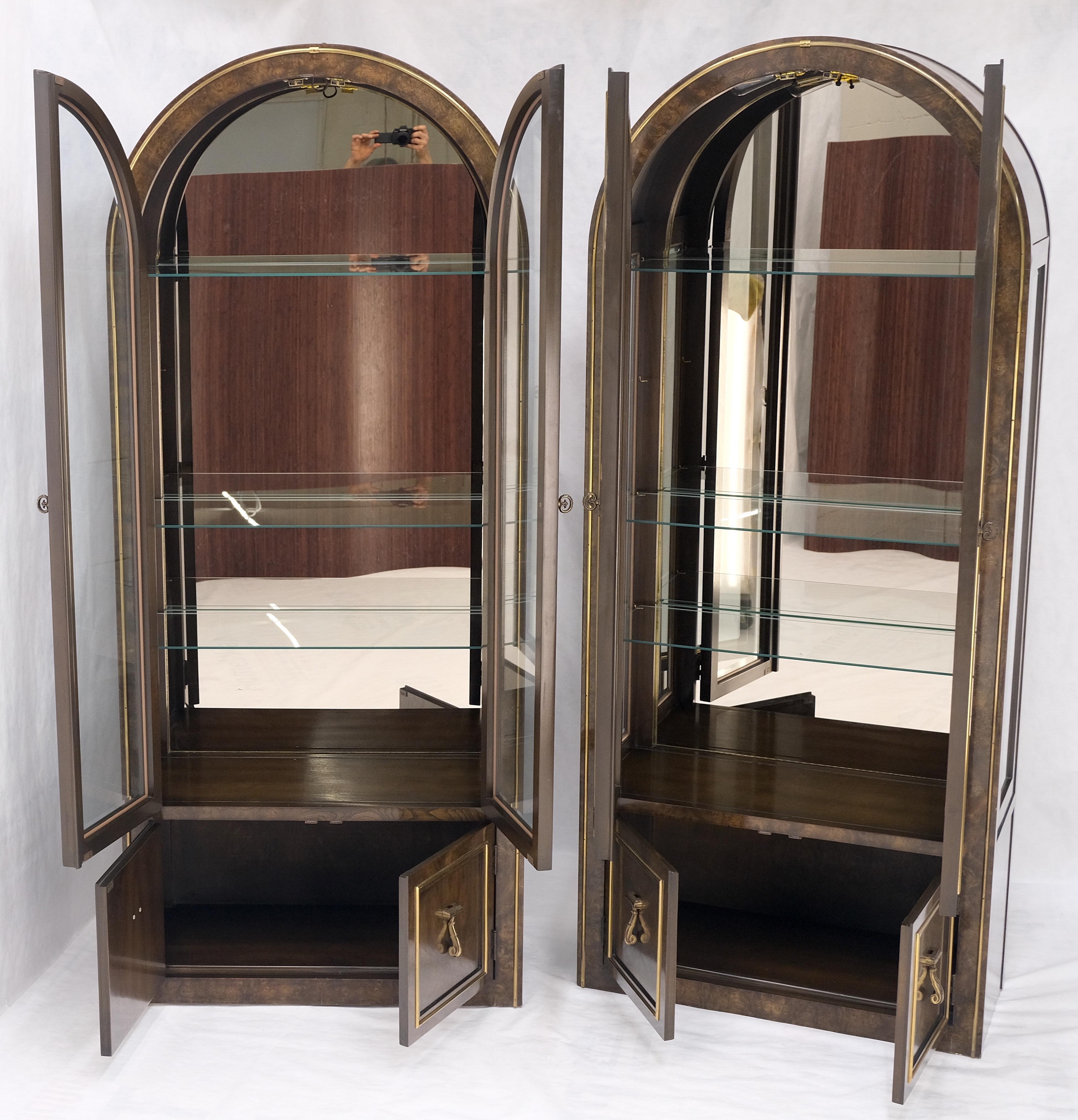 Coppia di espositori curiosi in legno di radica a forma di cupola Mastercraft con ripiani e luci in vendita 13