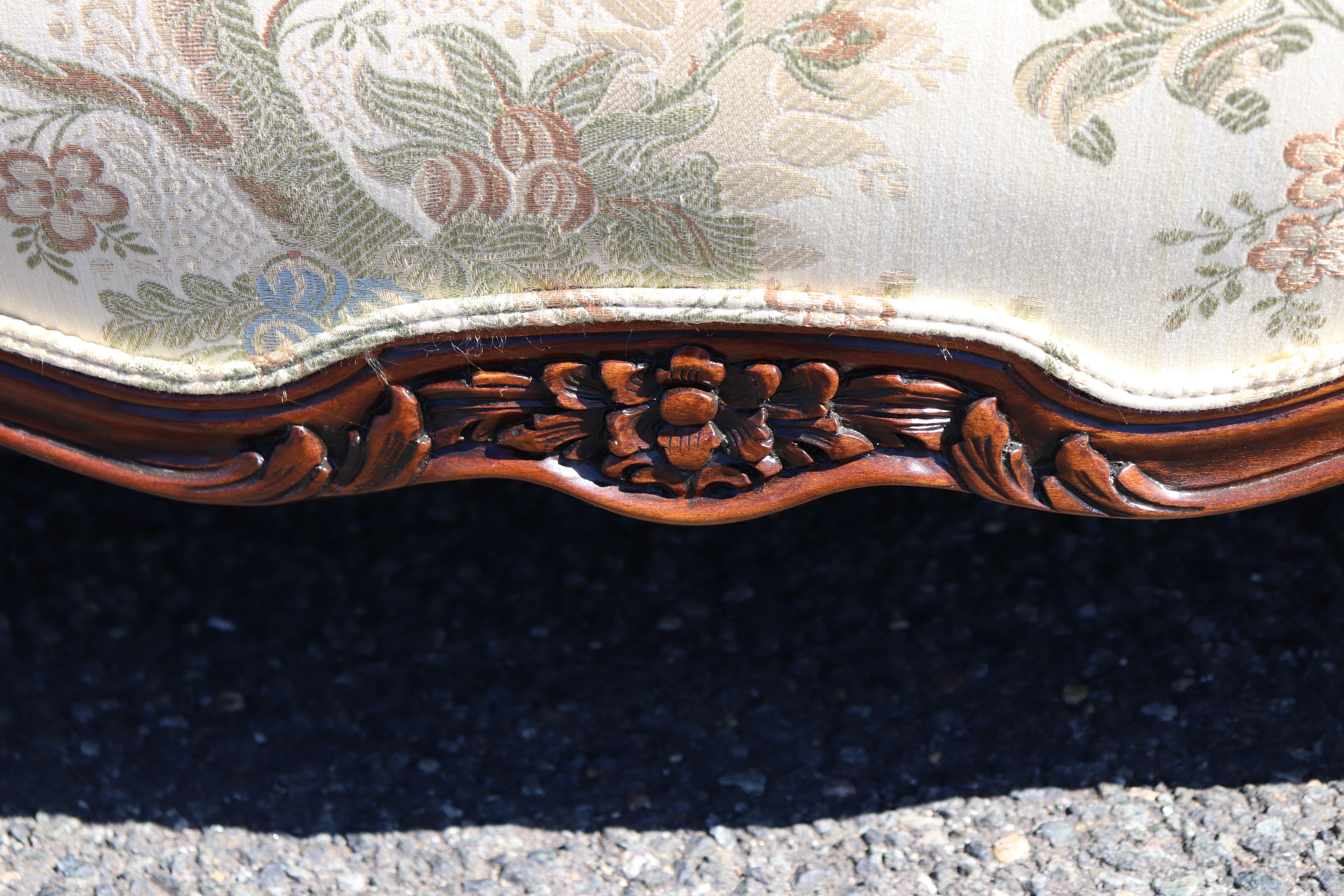Paire de canapés de style Louis XV français sculptés à Karges en vente 4