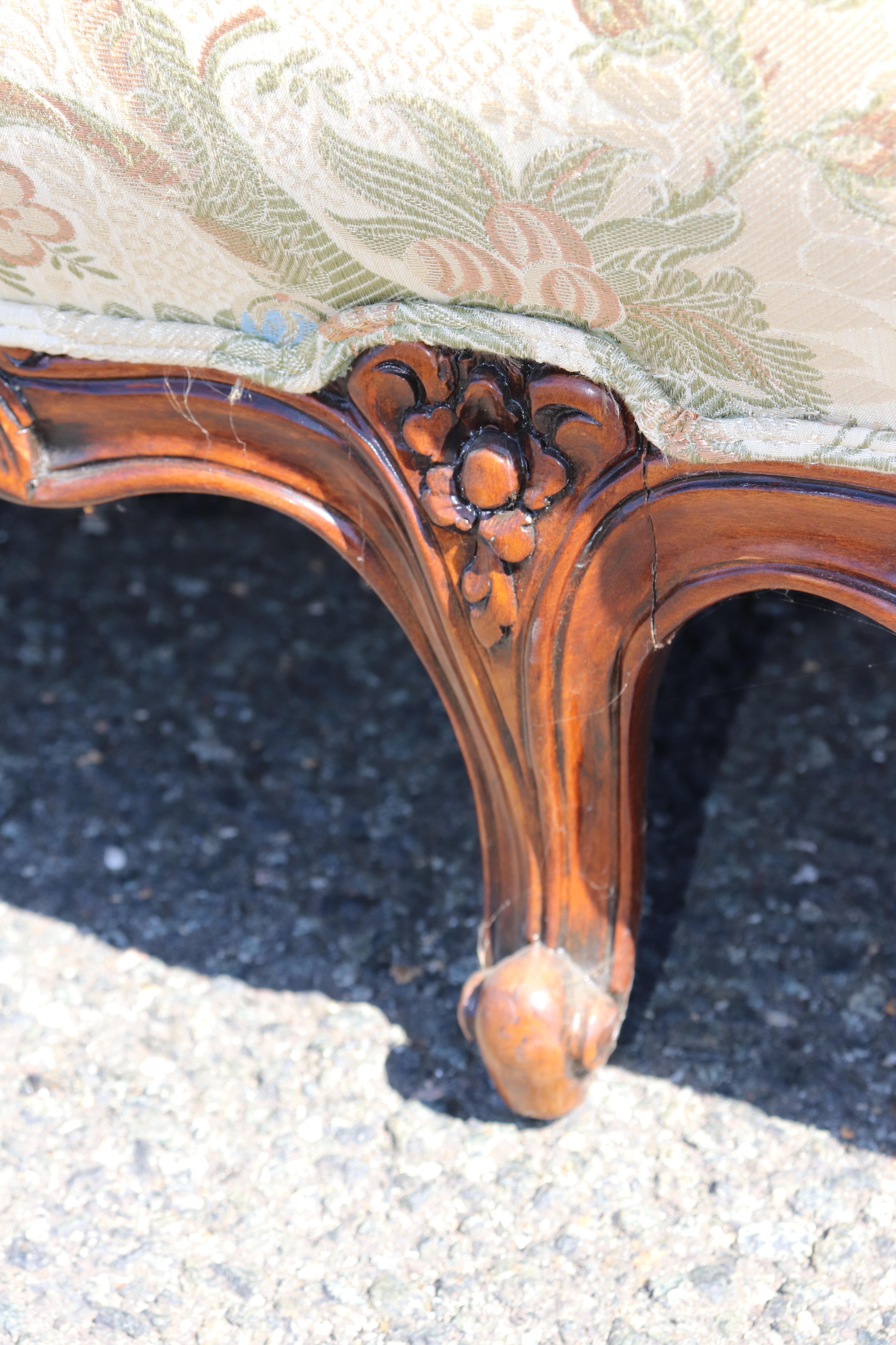 Paire de canapés de style Louis XV français sculptés à Karges en vente 5