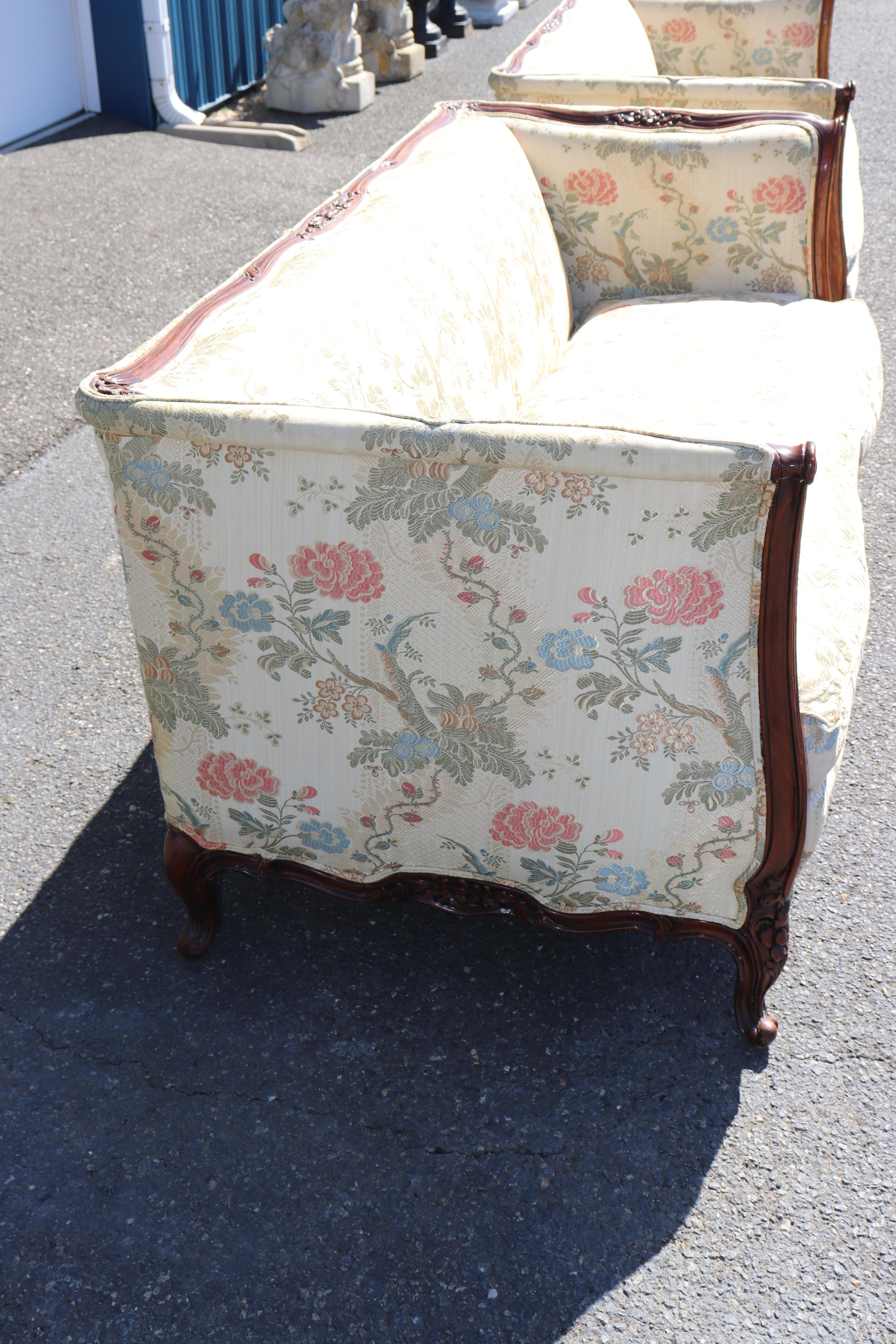 Paire de canapés de style Louis XV français sculptés à Karges Bon état - En vente à Swedesboro, NJ