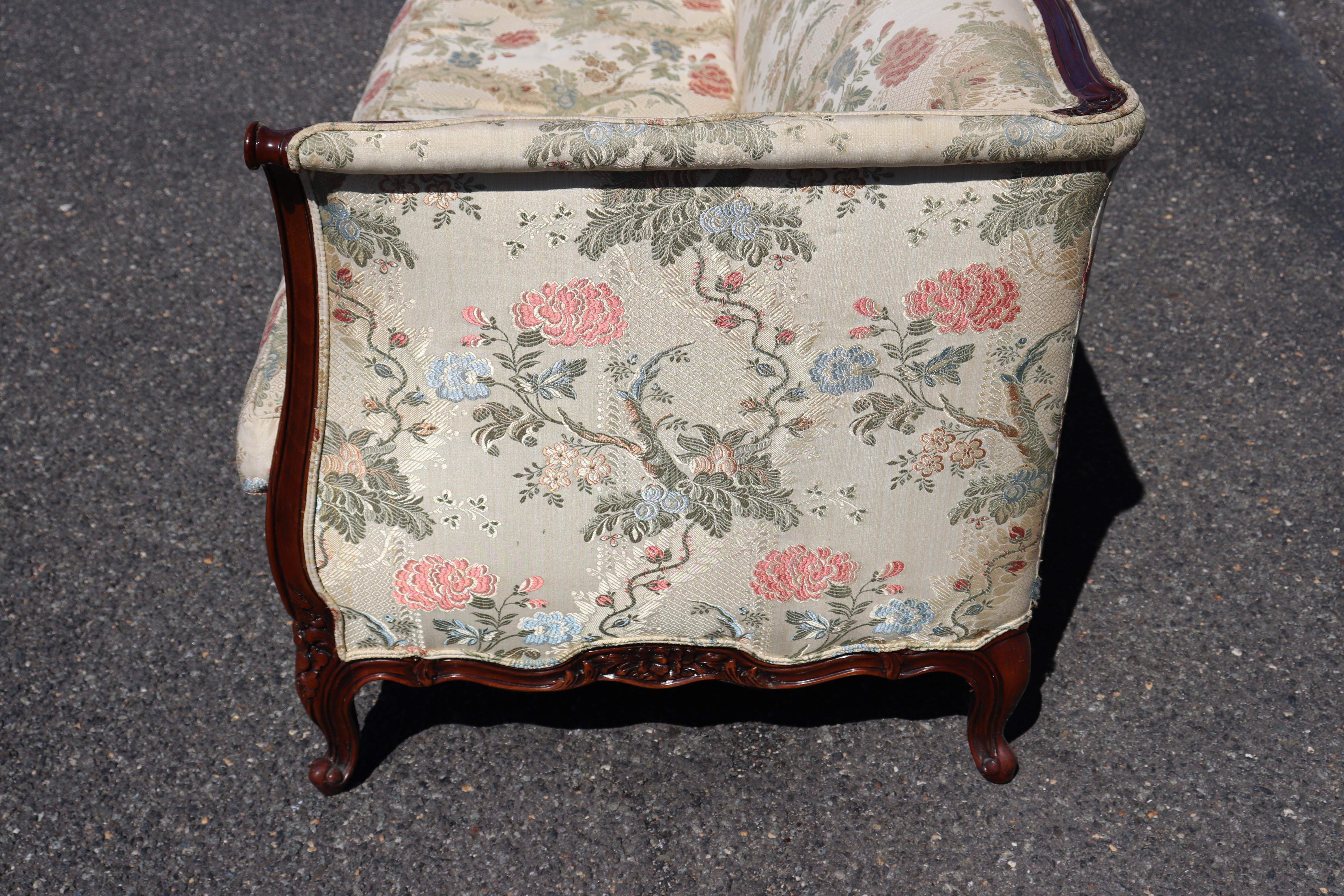 Noyer Paire de canapés de style Louis XV français sculptés à Karges en vente