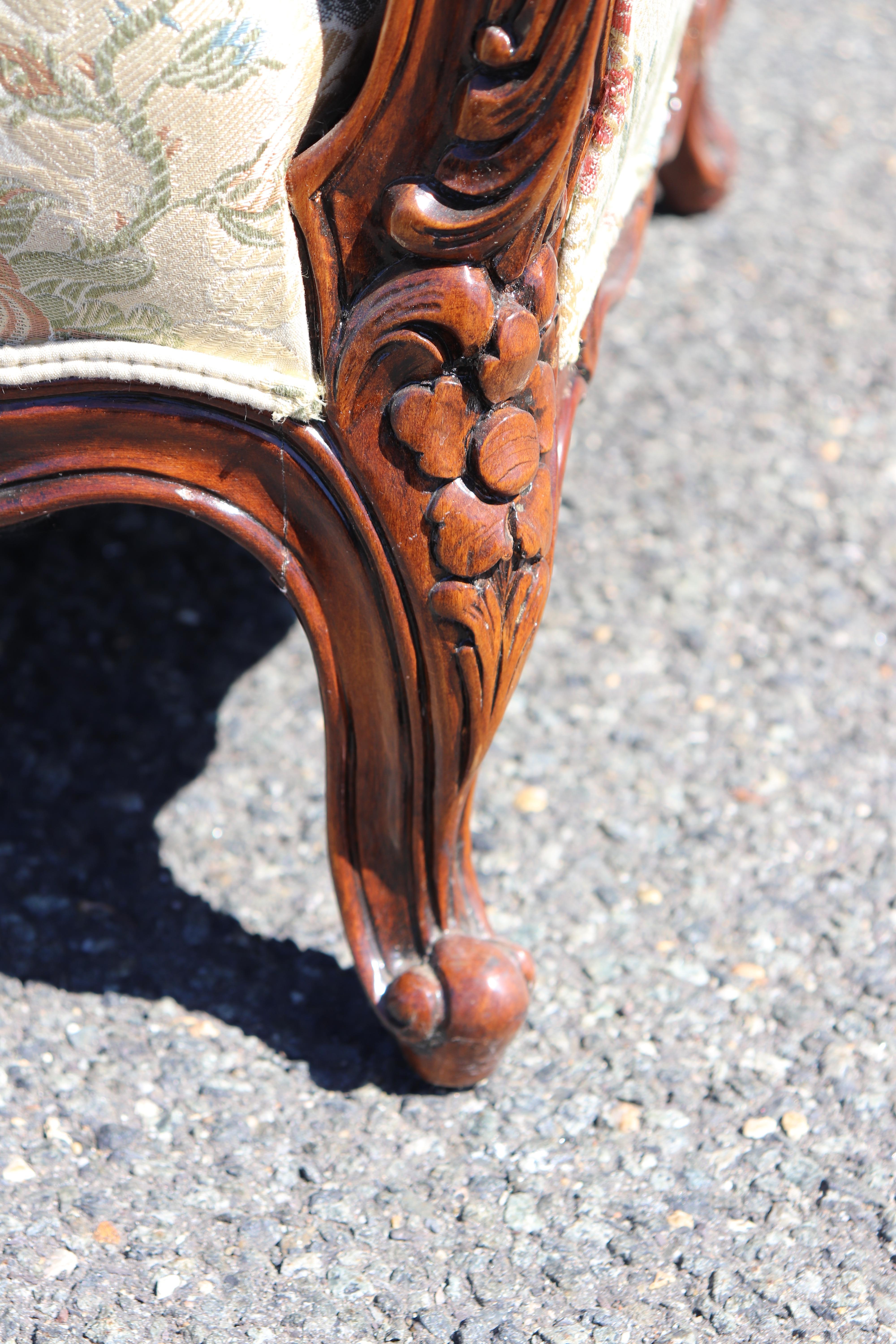 Paire de canapés de style Louis XV français sculptés à Karges en vente 2