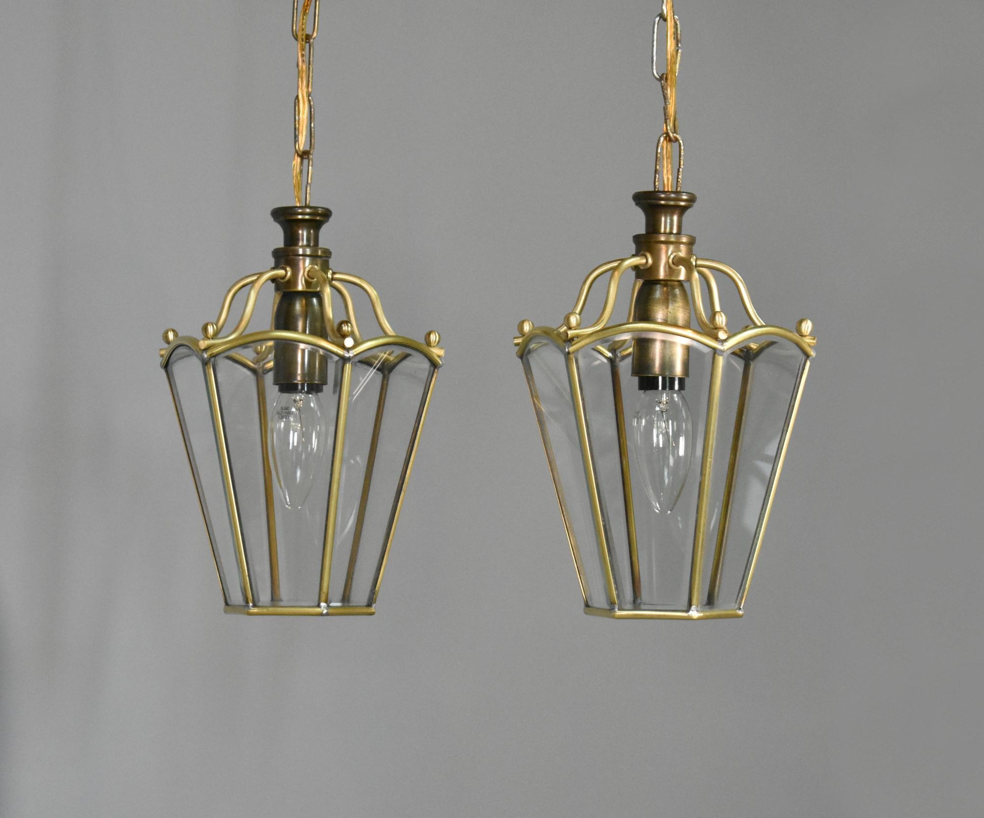 Pair Matching Brass Lanterns In Good Condition For Sale In SAINTE-COLOMBE, FR