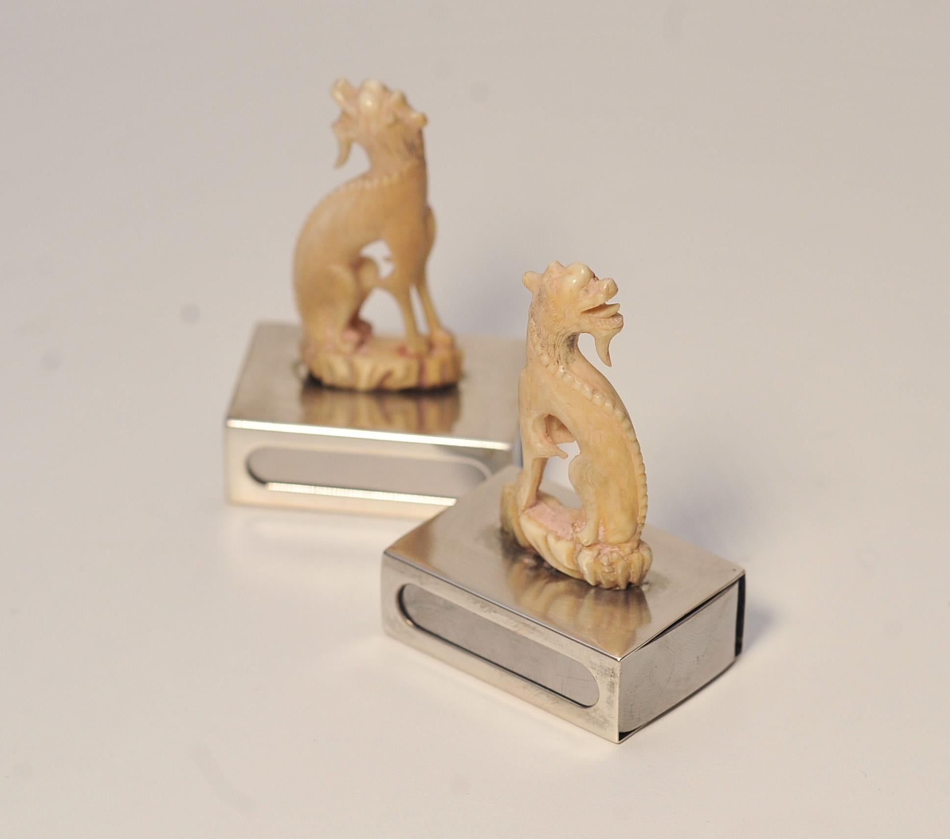 Paire de porte-bougies assortis ivoire représentant des chiens chinois de Foo et des socles en argent en vente 6